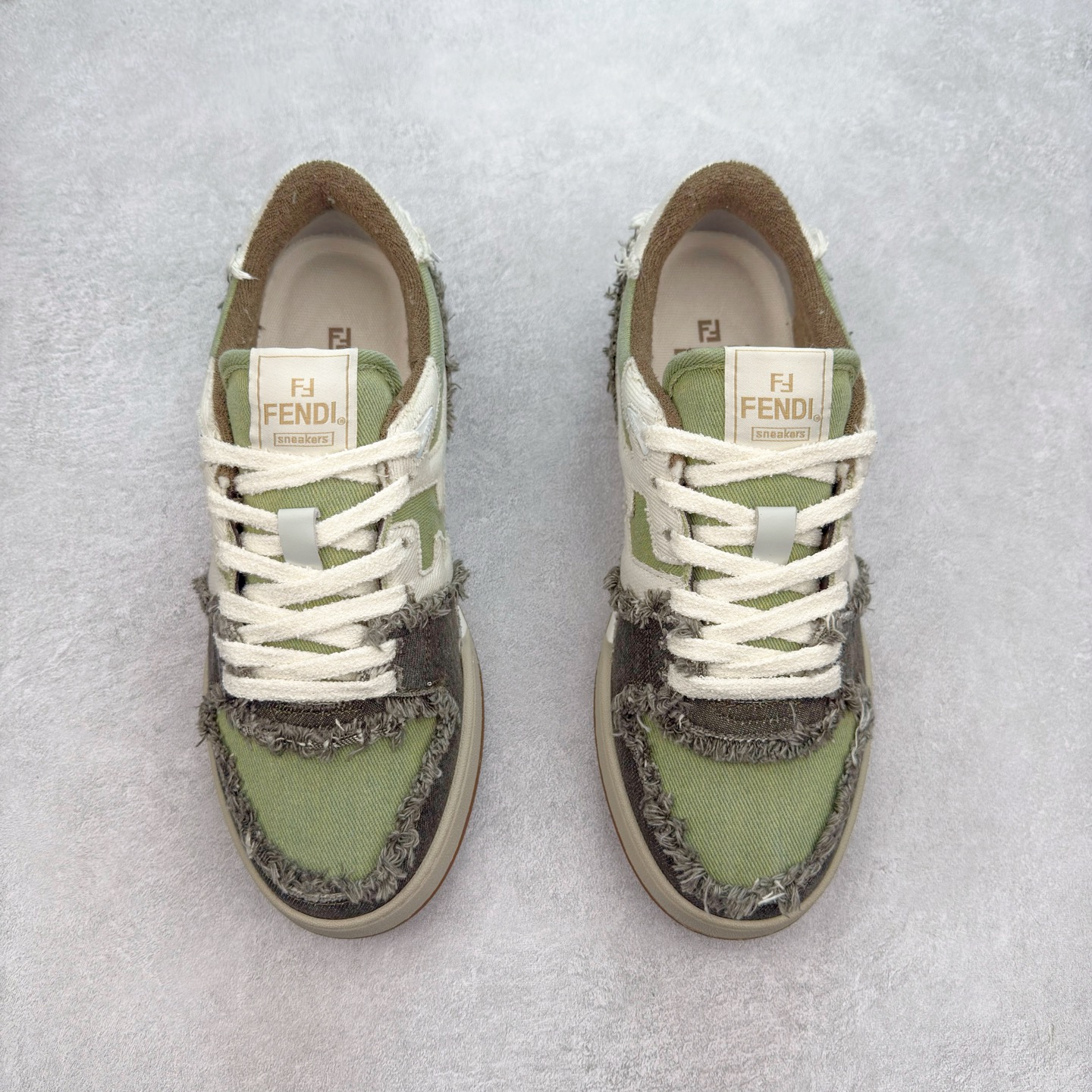 图片[2]-＃纯原 FENDI 芬迪 Match sneaters 魔术贴低帮运动鞋 独家定制 全身20几个细节点全部做到一致还原 吊打市面所有版本 独家原装套装配件官方同源 渠道原装订单 全套专柜包装物及配件#鞋底嵌入核心防伪芯片感应装置 FENDI芬迪match最新爆款情侣款运动鞋板鞋原版购入 高工艺无缝细空胶技术 贴楦误差0.05mm,鞋底采用固特异内外锁死工艺 最大限度弯折永不开胶 原鞋一致效果环保无味 鞋面采用麂皮和皮革拼接组合 logo内里采用毛巾绒里 上脚超级柔软 轻便 舒适搭配卫衣 尺码：35 36 37 38 39 40 41 42 43 44 45-选品中心