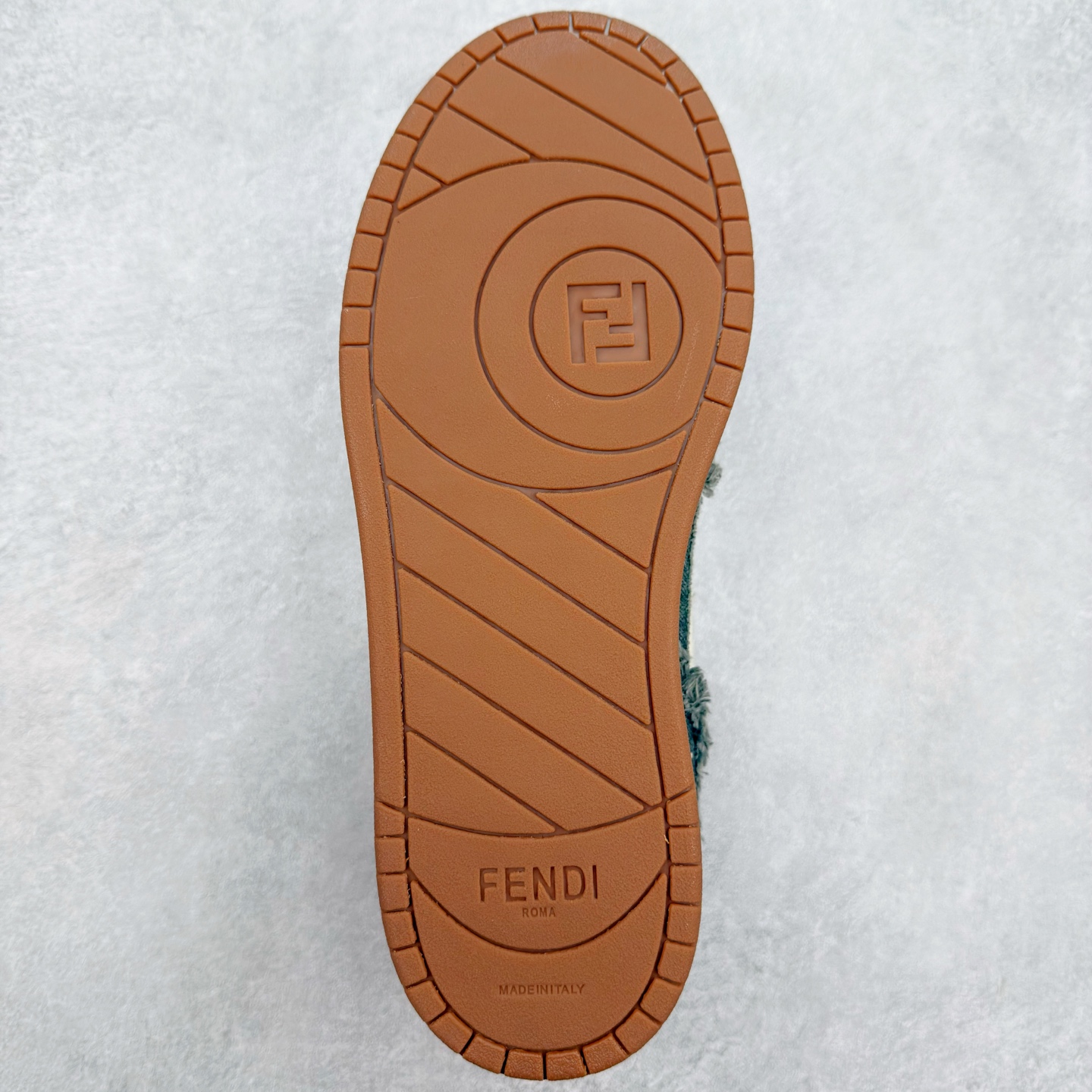 图片[9]-＃纯原 FENDI 芬迪 Match sneaters 魔术贴低帮运动鞋 独家定制 全身20几个细节点全部做到一致还原 吊打市面所有版本 独家原装套装配件官方同源 渠道原装订单 全套专柜包装物及配件#鞋底嵌入核心防伪芯片感应装置 FENDI芬迪match最新爆款情侣款运动鞋板鞋原版购入 高工艺无缝细空胶技术 贴楦误差0.05mm,鞋底采用固特异内外锁死工艺 最大限度弯折永不开胶 原鞋一致效果环保无味 鞋面采用麂皮和皮革拼接组合 logo内里采用毛巾绒里 上脚超级柔软 轻便 舒适搭配卫衣 尺码：35 36 37 38 39 40 41 42 43 44 45-选品中心