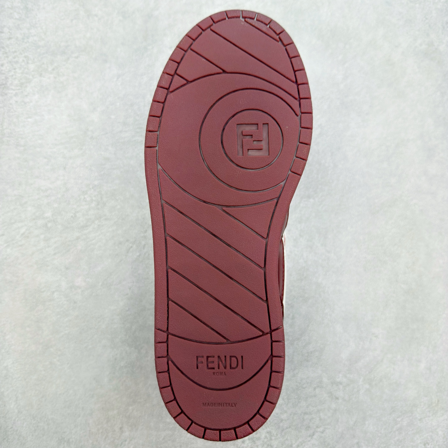 图片[9]-＃纯原 FENDI 芬迪 Match sneaters 魔术贴低帮运动鞋 独家定制 全身20几个细节点全部做到一致还原 吊打市面所有版本 独家原装套装配件官方同源 渠道原装订单 全套专柜包装物及配件#鞋底嵌入核心防伪芯片感应装置 FENDI芬迪match最新爆款情侣款运动鞋板鞋原版购入 高工艺无缝细空胶技术 贴楦误差0.05mm,鞋底采用固特异内外锁死工艺 最大限度弯折永不开胶 原鞋一致效果环保无味 鞋面采用麂皮和皮革拼接组合 logo内里采用毛巾绒里 上脚超级柔软 轻便 舒适搭配卫衣 尺码：35 36 37 38 39 40 41 42 43 44 45-选品中心