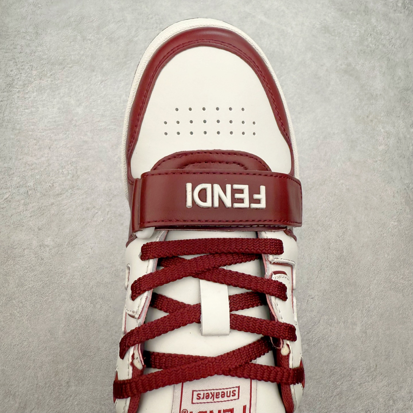 图片[4]-＃纯原 FENDI 芬迪 Match sneaters 魔术贴低帮运动鞋 独家定制 全身20几个细节点全部做到一致还原 吊打市面所有版本 独家原装套装配件官方同源 渠道原装订单 全套专柜包装物及配件#鞋底嵌入核心防伪芯片感应装置 FENDI芬迪match最新爆款情侣款运动鞋板鞋原版购入 高工艺无缝细空胶技术 贴楦误差0.05mm,鞋底采用固特异内外锁死工艺 最大限度弯折永不开胶 原鞋一致效果环保无味 鞋面采用麂皮和皮革拼接组合 logo内里采用毛巾绒里 上脚超级柔软 轻便 舒适搭配卫衣 尺码：35 36 37 38 39 40 41 42 43 44 45-选品中心