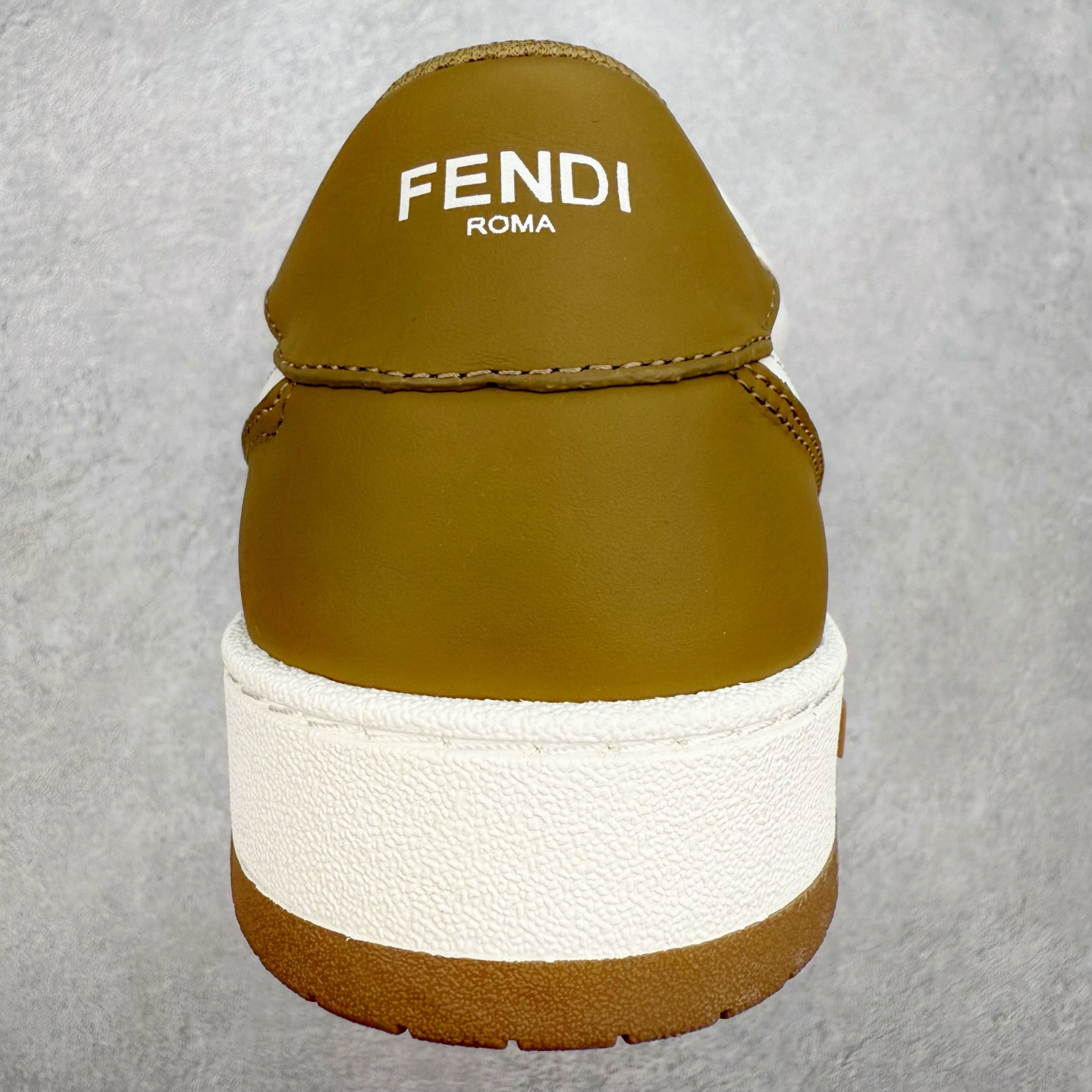 图片[8]-＃纯原 FENDI 芬迪 Match sneaters 魔术贴低帮运动鞋 独家定制 全身20几个细节点全部做到一致还原 吊打市面所有版本 独家原装套装配件官方同源 渠道原装订单 全套专柜包装物及配件#鞋底嵌入核心防伪芯片感应装置 FENDI芬迪match最新爆款情侣款运动鞋板鞋原版购入 高工艺无缝细空胶技术 贴楦误差0.05mm,鞋底采用固特异内外锁死工艺 最大限度弯折永不开胶 原鞋一致效果环保无味 鞋面采用麂皮和皮革拼接组合 logo内里采用毛巾绒里 上脚超级柔软 轻便 舒适搭配卫衣 尺码：35 36 37 38 39 40 41 42 43 44 45-选品中心