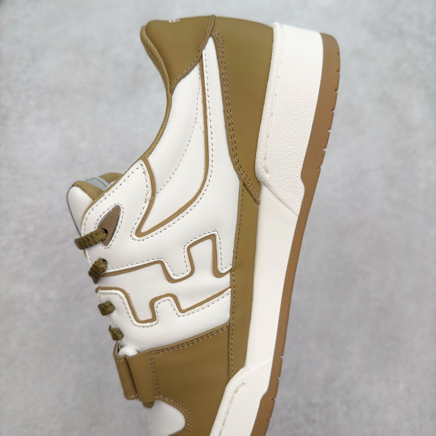 图片[7]-＃纯原 FENDI 芬迪 Match sneaters 魔术贴低帮运动鞋 独家定制 全身20几个细节点全部做到一致还原 吊打市面所有版本 独家原装套装配件官方同源 渠道原装订单 全套专柜包装物及配件#鞋底嵌入核心防伪芯片感应装置 FENDI芬迪match最新爆款情侣款运动鞋板鞋原版购入 高工艺无缝细空胶技术 贴楦误差0.05mm,鞋底采用固特异内外锁死工艺 最大限度弯折永不开胶 原鞋一致效果环保无味 鞋面采用麂皮和皮革拼接组合 logo内里采用毛巾绒里 上脚超级柔软 轻便 舒适搭配卫衣 尺码：35 36 37 38 39 40 41 42 43 44 45-选品中心