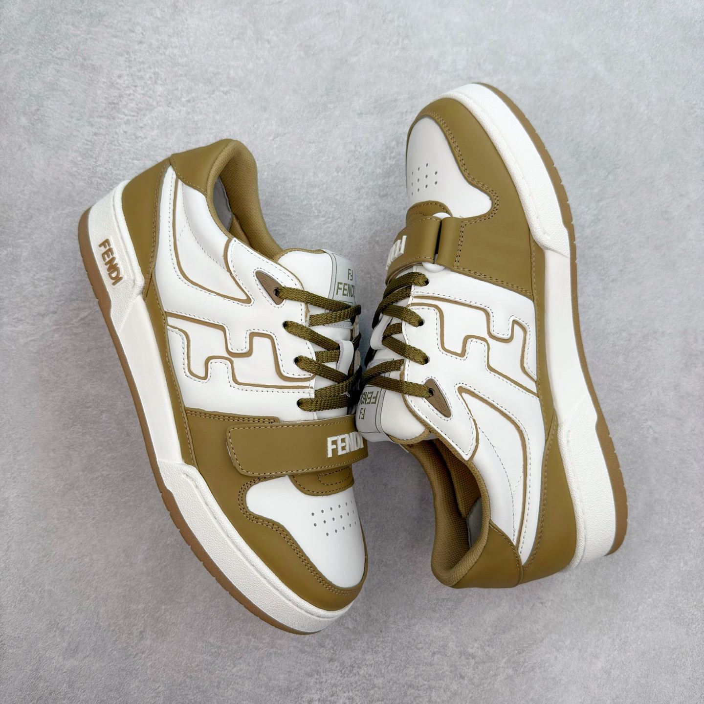 图片[3]-＃纯原 FENDI 芬迪 Match sneaters 魔术贴低帮运动鞋 独家定制 全身20几个细节点全部做到一致还原 吊打市面所有版本 独家原装套装配件官方同源 渠道原装订单 全套专柜包装物及配件#鞋底嵌入核心防伪芯片感应装置 FENDI芬迪match最新爆款情侣款运动鞋板鞋原版购入 高工艺无缝细空胶技术 贴楦误差0.05mm,鞋底采用固特异内外锁死工艺 最大限度弯折永不开胶 原鞋一致效果环保无味 鞋面采用麂皮和皮革拼接组合 logo内里采用毛巾绒里 上脚超级柔软 轻便 舒适搭配卫衣 尺码：35 36 37 38 39 40 41 42 43 44 45-选品中心