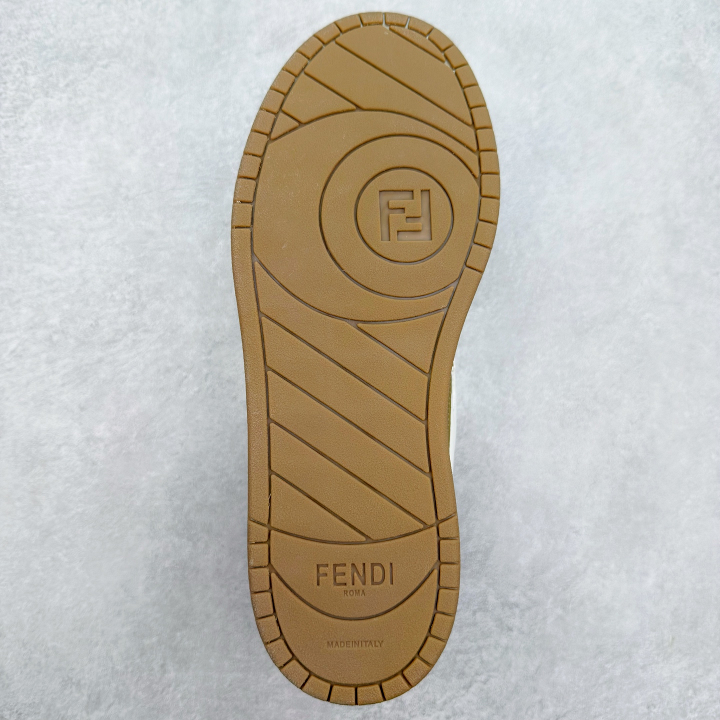 图片[9]-＃纯原 FENDI 芬迪 Match sneaters 魔术贴低帮运动鞋 独家定制 全身20几个细节点全部做到一致还原 吊打市面所有版本 独家原装套装配件官方同源 渠道原装订单 全套专柜包装物及配件#鞋底嵌入核心防伪芯片感应装置 FENDI芬迪match最新爆款情侣款运动鞋板鞋原版购入 高工艺无缝细空胶技术 贴楦误差0.05mm,鞋底采用固特异内外锁死工艺 最大限度弯折永不开胶 原鞋一致效果环保无味 鞋面采用麂皮和皮革拼接组合 logo内里采用毛巾绒里 上脚超级柔软 轻便 舒适搭配卫衣 尺码：35 36 37 38 39 40 41 42 43 44 45-选品中心