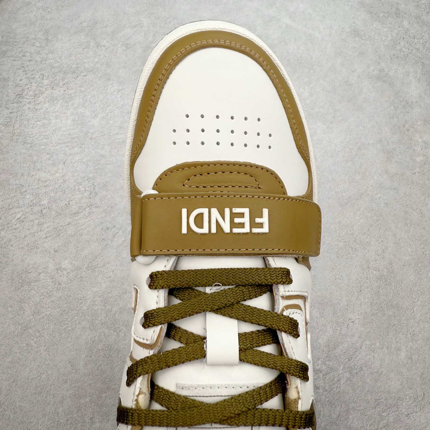 图片[4]-＃纯原 FENDI 芬迪 Match sneaters 魔术贴低帮运动鞋 独家定制 全身20几个细节点全部做到一致还原 吊打市面所有版本 独家原装套装配件官方同源 渠道原装订单 全套专柜包装物及配件#鞋底嵌入核心防伪芯片感应装置 FENDI芬迪match最新爆款情侣款运动鞋板鞋原版购入 高工艺无缝细空胶技术 贴楦误差0.05mm,鞋底采用固特异内外锁死工艺 最大限度弯折永不开胶 原鞋一致效果环保无味 鞋面采用麂皮和皮革拼接组合 logo内里采用毛巾绒里 上脚超级柔软 轻便 舒适搭配卫衣 尺码：35 36 37 38 39 40 41 42 43 44 45-选品中心