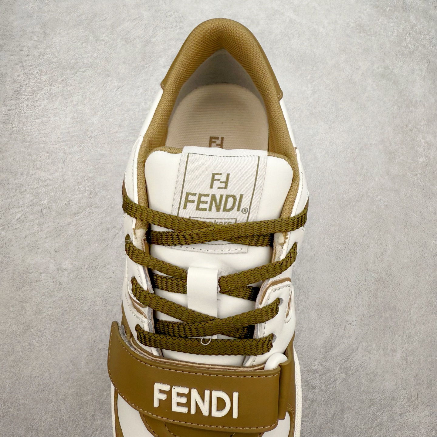 图片[5]-＃纯原 FENDI 芬迪 Match sneaters 魔术贴低帮运动鞋 独家定制 全身20几个细节点全部做到一致还原 吊打市面所有版本 独家原装套装配件官方同源 渠道原装订单 全套专柜包装物及配件#鞋底嵌入核心防伪芯片感应装置 FENDI芬迪match最新爆款情侣款运动鞋板鞋原版购入 高工艺无缝细空胶技术 贴楦误差0.05mm,鞋底采用固特异内外锁死工艺 最大限度弯折永不开胶 原鞋一致效果环保无味 鞋面采用麂皮和皮革拼接组合 logo内里采用毛巾绒里 上脚超级柔软 轻便 舒适搭配卫衣 尺码：35 36 37 38 39 40 41 42 43 44 45-选品中心