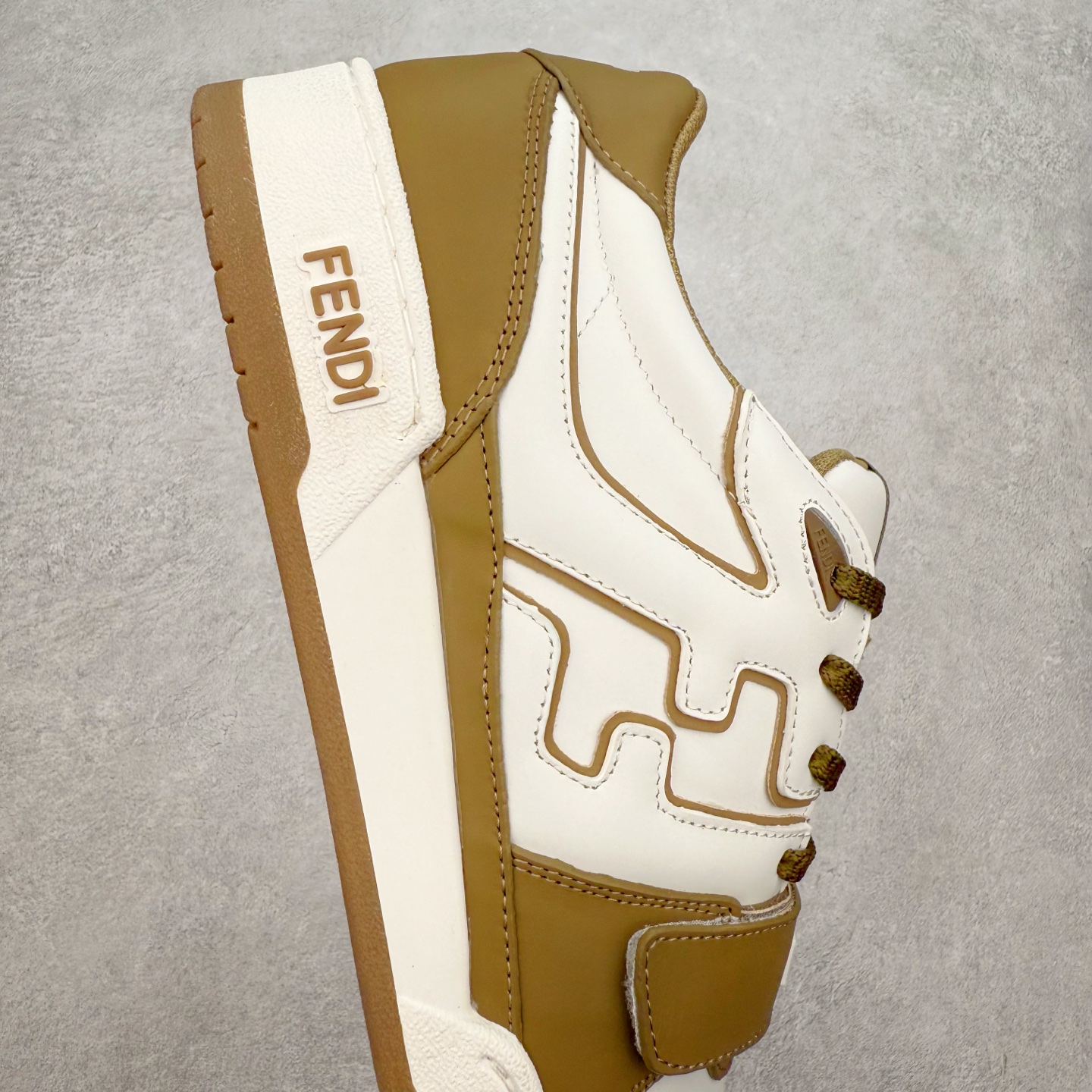 图片[6]-＃纯原 FENDI 芬迪 Match sneaters 魔术贴低帮运动鞋 独家定制 全身20几个细节点全部做到一致还原 吊打市面所有版本 独家原装套装配件官方同源 渠道原装订单 全套专柜包装物及配件#鞋底嵌入核心防伪芯片感应装置 FENDI芬迪match最新爆款情侣款运动鞋板鞋原版购入 高工艺无缝细空胶技术 贴楦误差0.05mm,鞋底采用固特异内外锁死工艺 最大限度弯折永不开胶 原鞋一致效果环保无味 鞋面采用麂皮和皮革拼接组合 logo内里采用毛巾绒里 上脚超级柔软 轻便 舒适搭配卫衣 尺码：35 36 37 38 39 40 41 42 43 44 45-选品中心