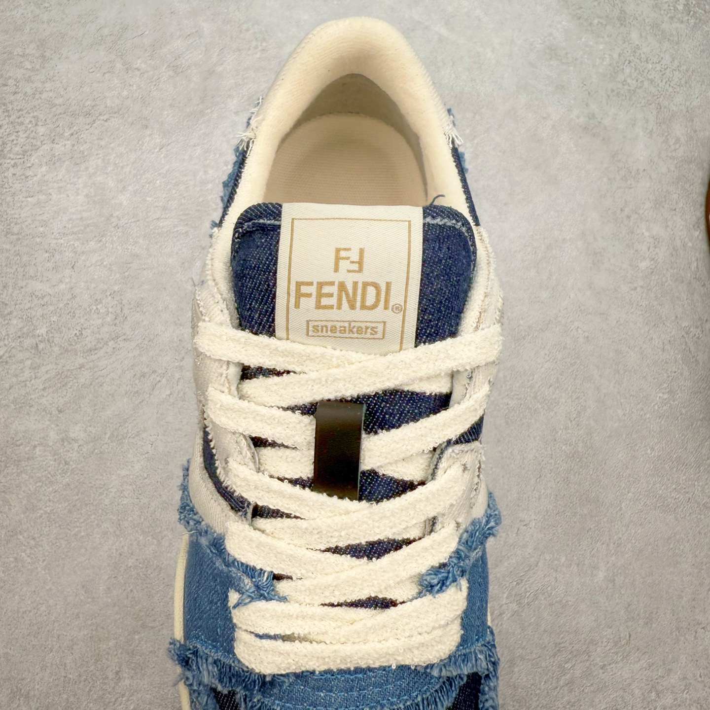 图片[5]-＃纯原 FENDI 芬迪 Match sneaters 魔术贴低帮运动鞋 独家定制 全身20几个细节点全部做到一致还原 吊打市面所有版本 独家原装套装配件官方同源 渠道原装订单 全套专柜包装物及配件#鞋底嵌入核心防伪芯片感应装置 FENDI芬迪match最新爆款情侣款运动鞋板鞋原版购入 高工艺无缝细空胶技术 贴楦误差0.05mm,鞋底采用固特异内外锁死工艺 最大限度弯折永不开胶 原鞋一致效果环保无味 鞋面采用麂皮和皮革拼接组合 logo内里采用毛巾绒里 上脚超级柔软 轻便 舒适搭配卫衣 尺码：35 36 37 38 39 40 41 42 43 44 45-选品中心