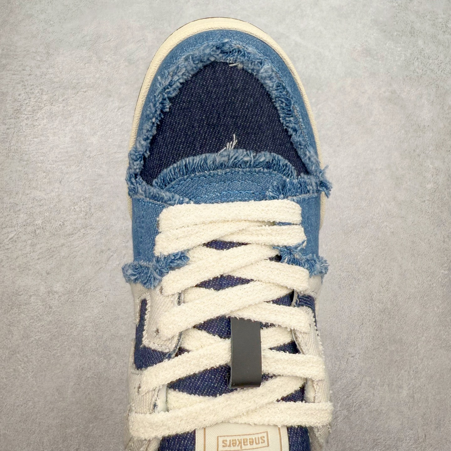 图片[4]-＃纯原 FENDI 芬迪 Match sneaters 魔术贴低帮运动鞋 独家定制 全身20几个细节点全部做到一致还原 吊打市面所有版本 独家原装套装配件官方同源 渠道原装订单 全套专柜包装物及配件#鞋底嵌入核心防伪芯片感应装置 FENDI芬迪match最新爆款情侣款运动鞋板鞋原版购入 高工艺无缝细空胶技术 贴楦误差0.05mm,鞋底采用固特异内外锁死工艺 最大限度弯折永不开胶 原鞋一致效果环保无味 鞋面采用麂皮和皮革拼接组合 logo内里采用毛巾绒里 上脚超级柔软 轻便 舒适搭配卫衣 尺码：35 36 37 38 39 40 41 42 43 44 45-选品中心