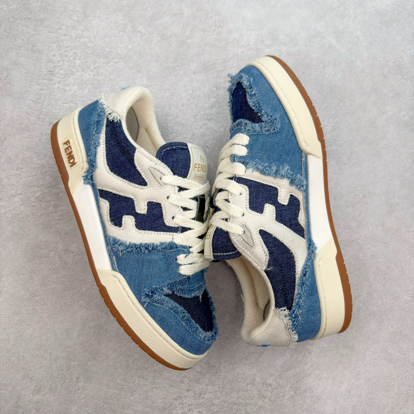 图片[3]-＃纯原 FENDI 芬迪 Match sneaters 魔术贴低帮运动鞋 独家定制 全身20几个细节点全部做到一致还原 吊打市面所有版本 独家原装套装配件官方同源 渠道原装订单 全套专柜包装物及配件#鞋底嵌入核心防伪芯片感应装置 FENDI芬迪match最新爆款情侣款运动鞋板鞋原版购入 高工艺无缝细空胶技术 贴楦误差0.05mm,鞋底采用固特异内外锁死工艺 最大限度弯折永不开胶 原鞋一致效果环保无味 鞋面采用麂皮和皮革拼接组合 logo内里采用毛巾绒里 上脚超级柔软 轻便 舒适搭配卫衣 尺码：35 36 37 38 39 40 41 42 43 44 45-选品中心