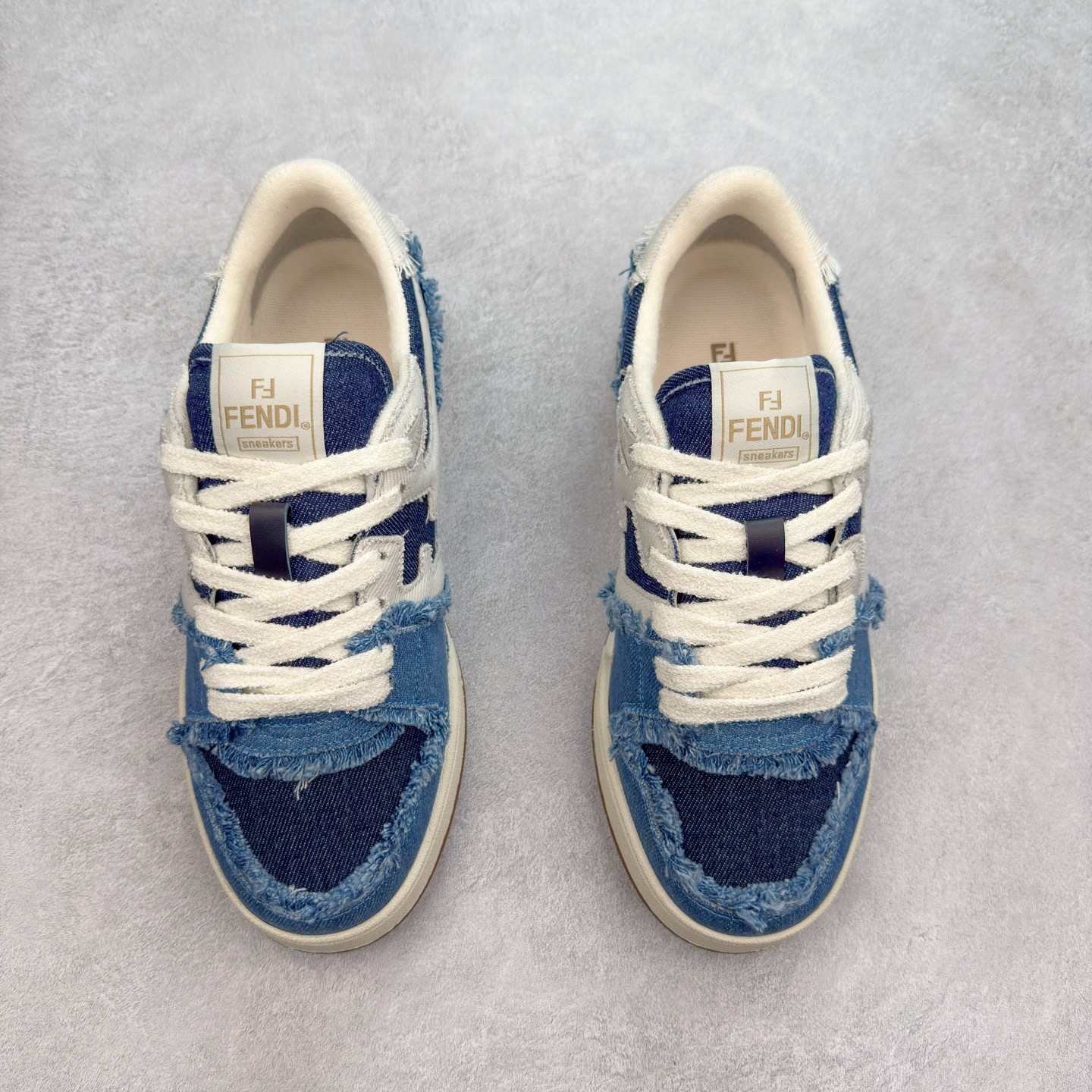 图片[2]-＃纯原 FENDI 芬迪 Match sneaters 魔术贴低帮运动鞋 独家定制 全身20几个细节点全部做到一致还原 吊打市面所有版本 独家原装套装配件官方同源 渠道原装订单 全套专柜包装物及配件#鞋底嵌入核心防伪芯片感应装置 FENDI芬迪match最新爆款情侣款运动鞋板鞋原版购入 高工艺无缝细空胶技术 贴楦误差0.05mm,鞋底采用固特异内外锁死工艺 最大限度弯折永不开胶 原鞋一致效果环保无味 鞋面采用麂皮和皮革拼接组合 logo内里采用毛巾绒里 上脚超级柔软 轻便 舒适搭配卫衣 尺码：35 36 37 38 39 40 41 42 43 44 45-选品中心