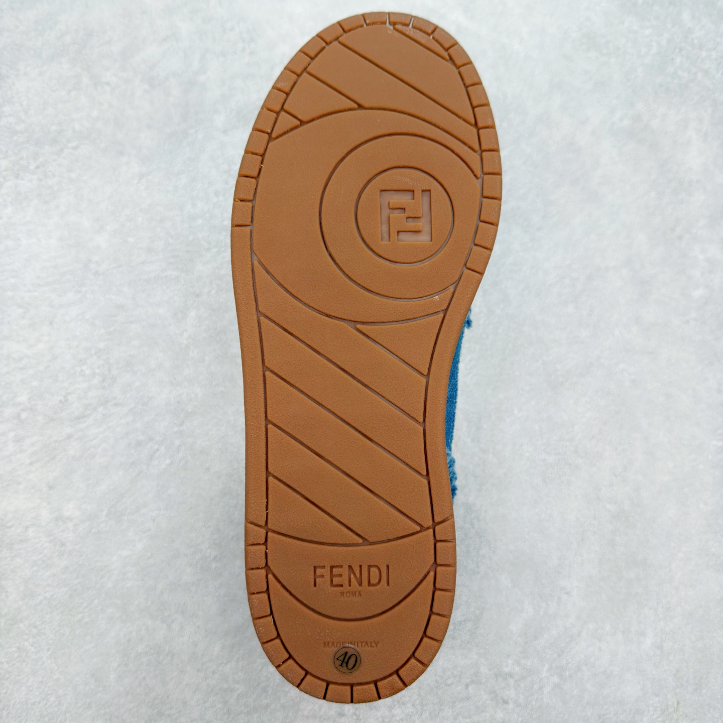 图片[9]-＃纯原 FENDI 芬迪 Match sneaters 魔术贴低帮运动鞋 独家定制 全身20几个细节点全部做到一致还原 吊打市面所有版本 独家原装套装配件官方同源 渠道原装订单 全套专柜包装物及配件#鞋底嵌入核心防伪芯片感应装置 FENDI芬迪match最新爆款情侣款运动鞋板鞋原版购入 高工艺无缝细空胶技术 贴楦误差0.05mm,鞋底采用固特异内外锁死工艺 最大限度弯折永不开胶 原鞋一致效果环保无味 鞋面采用麂皮和皮革拼接组合 logo内里采用毛巾绒里 上脚超级柔软 轻便 舒适搭配卫衣 尺码：35 36 37 38 39 40 41 42 43 44 45-选品中心