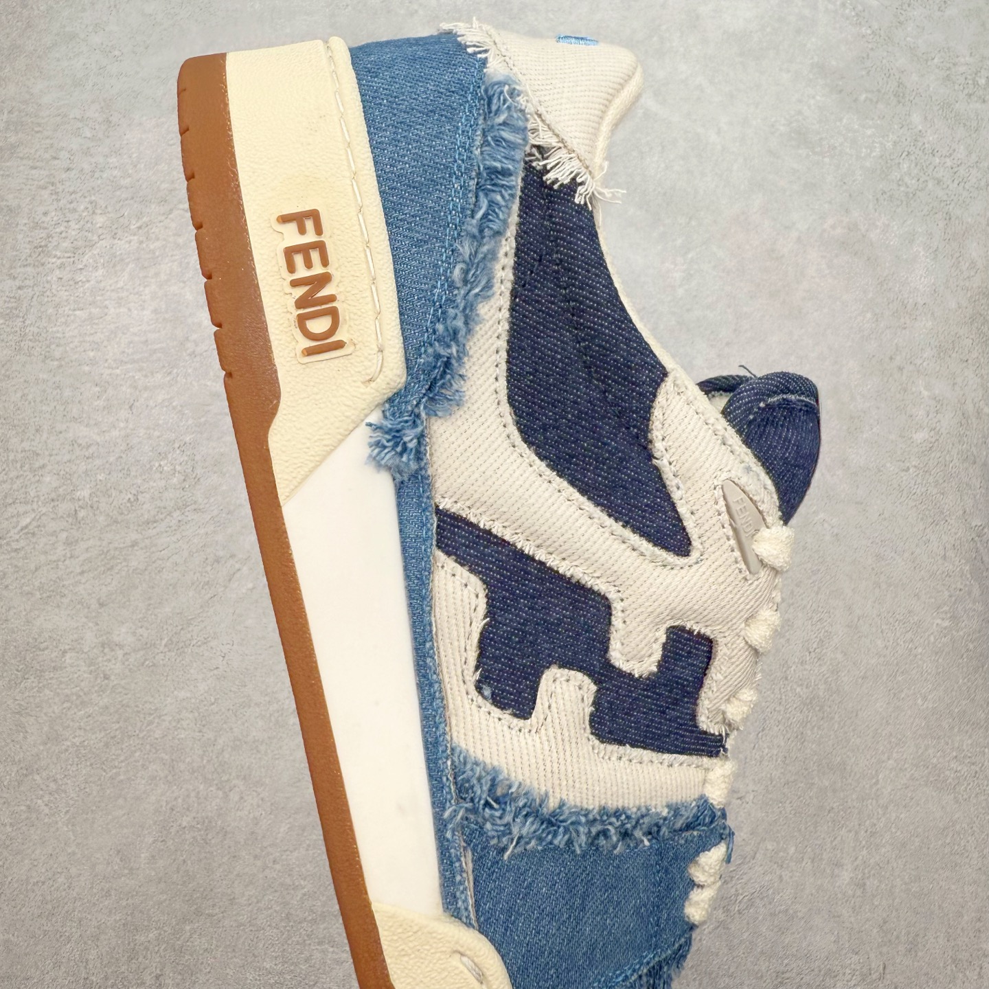 图片[6]-＃纯原 FENDI 芬迪 Match sneaters 魔术贴低帮运动鞋 独家定制 全身20几个细节点全部做到一致还原 吊打市面所有版本 独家原装套装配件官方同源 渠道原装订单 全套专柜包装物及配件#鞋底嵌入核心防伪芯片感应装置 FENDI芬迪match最新爆款情侣款运动鞋板鞋原版购入 高工艺无缝细空胶技术 贴楦误差0.05mm,鞋底采用固特异内外锁死工艺 最大限度弯折永不开胶 原鞋一致效果环保无味 鞋面采用麂皮和皮革拼接组合 logo内里采用毛巾绒里 上脚超级柔软 轻便 舒适搭配卫衣 尺码：35 36 37 38 39 40 41 42 43 44 45-选品中心