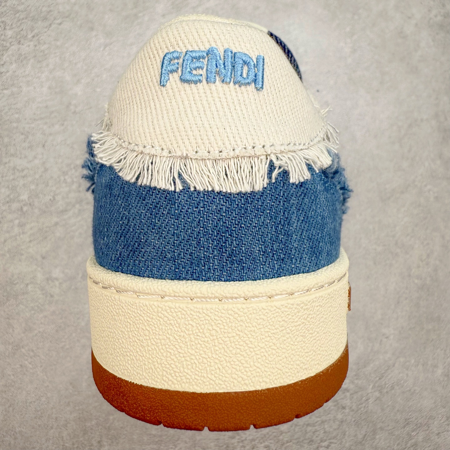 图片[8]-＃纯原 FENDI 芬迪 Match sneaters 魔术贴低帮运动鞋 独家定制 全身20几个细节点全部做到一致还原 吊打市面所有版本 独家原装套装配件官方同源 渠道原装订单 全套专柜包装物及配件#鞋底嵌入核心防伪芯片感应装置 FENDI芬迪match最新爆款情侣款运动鞋板鞋原版购入 高工艺无缝细空胶技术 贴楦误差0.05mm,鞋底采用固特异内外锁死工艺 最大限度弯折永不开胶 原鞋一致效果环保无味 鞋面采用麂皮和皮革拼接组合 logo内里采用毛巾绒里 上脚超级柔软 轻便 舒适搭配卫衣 尺码：35 36 37 38 39 40 41 42 43 44 45-选品中心