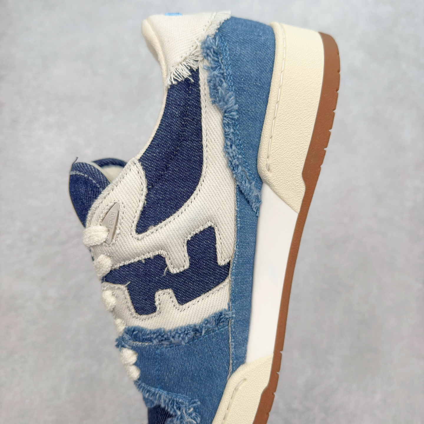 图片[7]-＃纯原 FENDI 芬迪 Match sneaters 魔术贴低帮运动鞋 独家定制 全身20几个细节点全部做到一致还原 吊打市面所有版本 独家原装套装配件官方同源 渠道原装订单 全套专柜包装物及配件#鞋底嵌入核心防伪芯片感应装置 FENDI芬迪match最新爆款情侣款运动鞋板鞋原版购入 高工艺无缝细空胶技术 贴楦误差0.05mm,鞋底采用固特异内外锁死工艺 最大限度弯折永不开胶 原鞋一致效果环保无味 鞋面采用麂皮和皮革拼接组合 logo内里采用毛巾绒里 上脚超级柔软 轻便 舒适搭配卫衣 尺码：35 36 37 38 39 40 41 42 43 44 45-选品中心