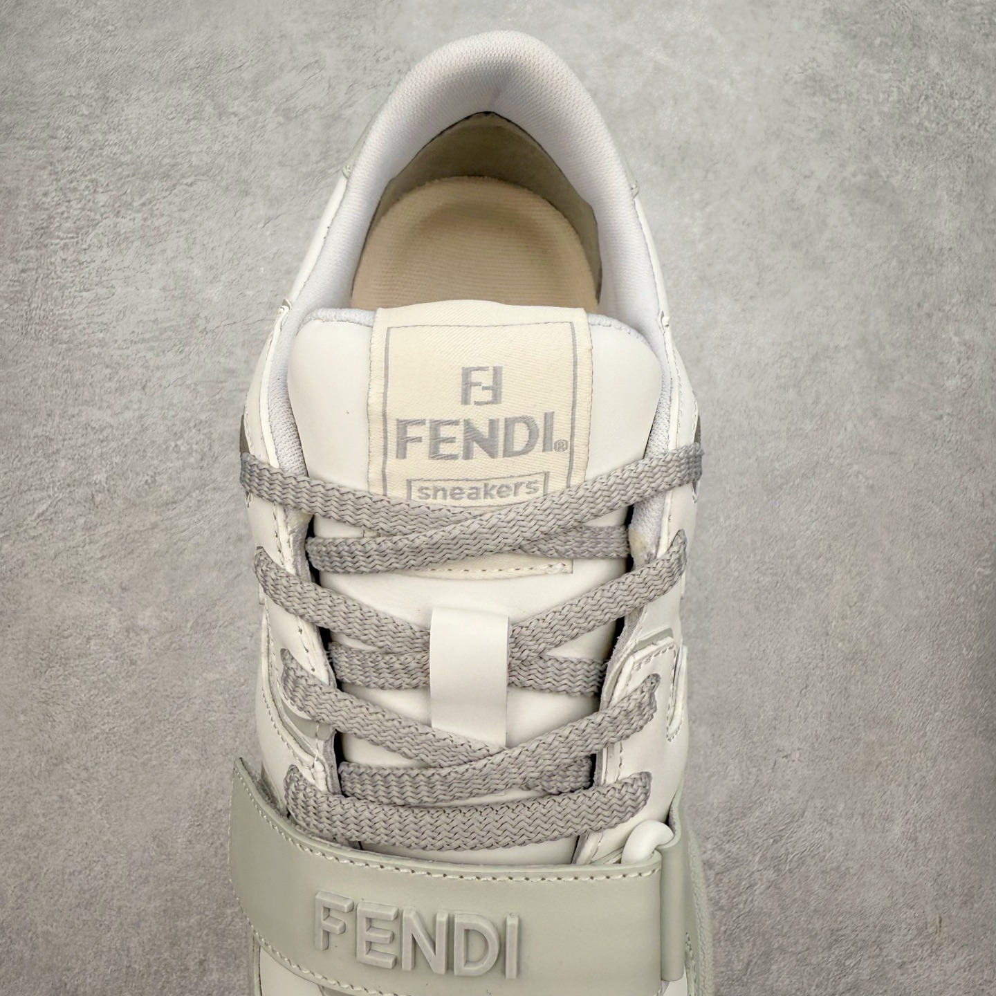 图片[5]-＃纯原 FENDI 芬迪 Match sneaters 魔术贴低帮运动鞋 独家定制 全身20几个细节点全部做到一致还原 吊打市面所有版本 独家原装套装配件官方同源 渠道原装订单 全套专柜包装物及配件#鞋底嵌入核心防伪芯片感应装置 FENDI芬迪match最新爆款情侣款运动鞋板鞋原版购入 高工艺无缝细空胶技术 贴楦误差0.05mm,鞋底采用固特异内外锁死工艺 最大限度弯折永不开胶 原鞋一致效果环保无味 鞋面采用麂皮和皮革拼接组合 logo内里采用毛巾绒里 上脚超级柔软 轻便 舒适搭配卫衣 尺码：35 36 37 38 39 40 41 42 43 44 45-选品中心