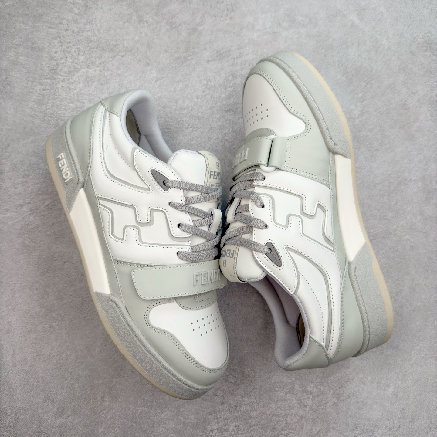 图片[3]-＃纯原 FENDI 芬迪 Match sneaters 魔术贴低帮运动鞋 独家定制 全身20几个细节点全部做到一致还原 吊打市面所有版本 独家原装套装配件官方同源 渠道原装订单 全套专柜包装物及配件#鞋底嵌入核心防伪芯片感应装置 FENDI芬迪match最新爆款情侣款运动鞋板鞋原版购入 高工艺无缝细空胶技术 贴楦误差0.05mm,鞋底采用固特异内外锁死工艺 最大限度弯折永不开胶 原鞋一致效果环保无味 鞋面采用麂皮和皮革拼接组合 logo内里采用毛巾绒里 上脚超级柔软 轻便 舒适搭配卫衣 尺码：35 36 37 38 39 40 41 42 43 44 45-选品中心