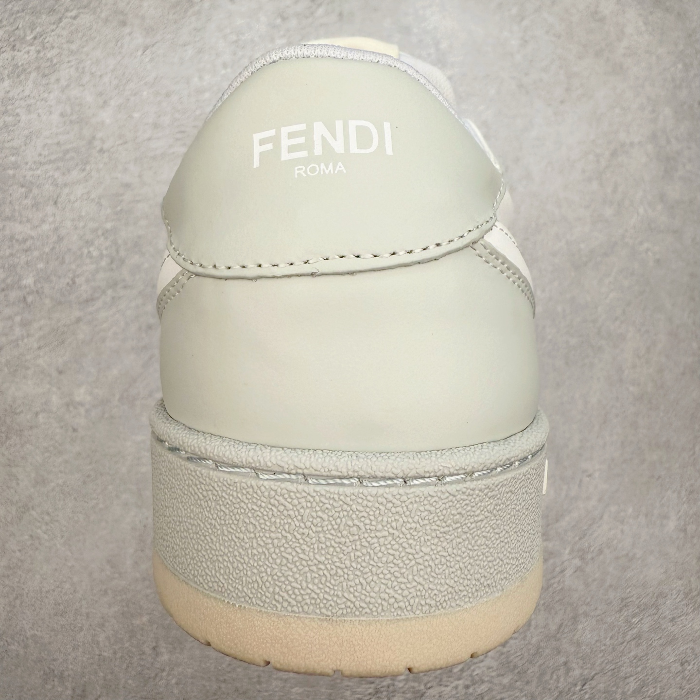 图片[8]-＃纯原 FENDI 芬迪 Match sneaters 魔术贴低帮运动鞋 独家定制 全身20几个细节点全部做到一致还原 吊打市面所有版本 独家原装套装配件官方同源 渠道原装订单 全套专柜包装物及配件#鞋底嵌入核心防伪芯片感应装置 FENDI芬迪match最新爆款情侣款运动鞋板鞋原版购入 高工艺无缝细空胶技术 贴楦误差0.05mm,鞋底采用固特异内外锁死工艺 最大限度弯折永不开胶 原鞋一致效果环保无味 鞋面采用麂皮和皮革拼接组合 logo内里采用毛巾绒里 上脚超级柔软 轻便 舒适搭配卫衣 尺码：35 36 37 38 39 40 41 42 43 44 45-选品中心