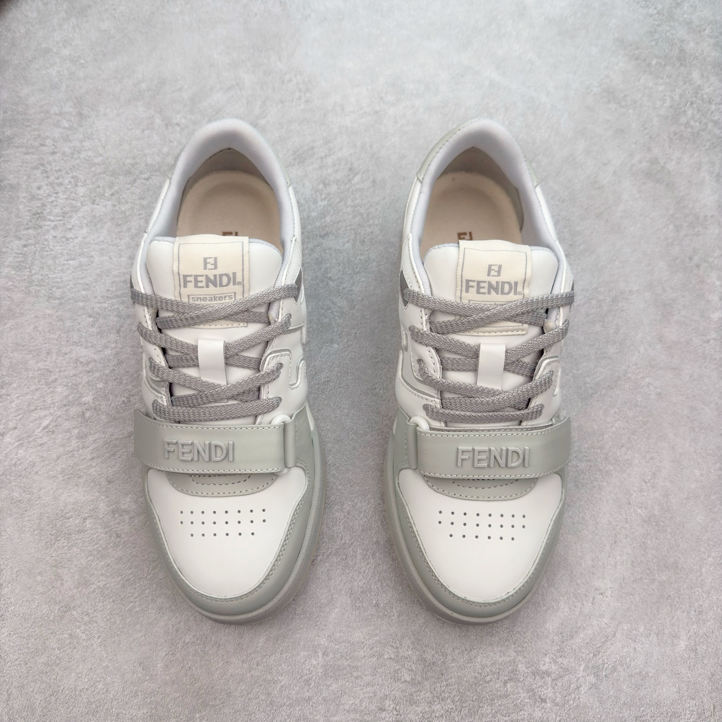 图片[2]-＃纯原 FENDI 芬迪 Match sneaters 魔术贴低帮运动鞋 独家定制 全身20几个细节点全部做到一致还原 吊打市面所有版本 独家原装套装配件官方同源 渠道原装订单 全套专柜包装物及配件#鞋底嵌入核心防伪芯片感应装置 FENDI芬迪match最新爆款情侣款运动鞋板鞋原版购入 高工艺无缝细空胶技术 贴楦误差0.05mm,鞋底采用固特异内外锁死工艺 最大限度弯折永不开胶 原鞋一致效果环保无味 鞋面采用麂皮和皮革拼接组合 logo内里采用毛巾绒里 上脚超级柔软 轻便 舒适搭配卫衣 尺码：35 36 37 38 39 40 41 42 43 44 45-选品中心