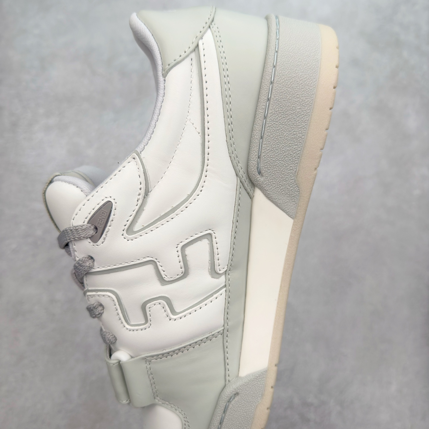 图片[7]-＃纯原 FENDI 芬迪 Match sneaters 魔术贴低帮运动鞋 独家定制 全身20几个细节点全部做到一致还原 吊打市面所有版本 独家原装套装配件官方同源 渠道原装订单 全套专柜包装物及配件#鞋底嵌入核心防伪芯片感应装置 FENDI芬迪match最新爆款情侣款运动鞋板鞋原版购入 高工艺无缝细空胶技术 贴楦误差0.05mm,鞋底采用固特异内外锁死工艺 最大限度弯折永不开胶 原鞋一致效果环保无味 鞋面采用麂皮和皮革拼接组合 logo内里采用毛巾绒里 上脚超级柔软 轻便 舒适搭配卫衣 尺码：35 36 37 38 39 40 41 42 43 44 45-选品中心