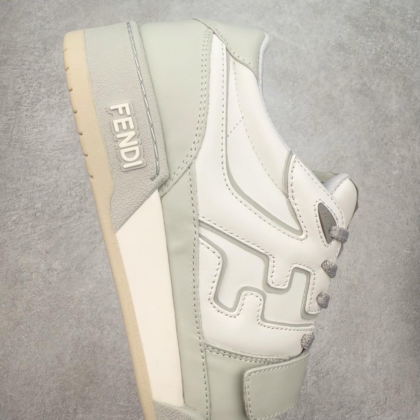 图片[6]-＃纯原 FENDI 芬迪 Match sneaters 魔术贴低帮运动鞋 独家定制 全身20几个细节点全部做到一致还原 吊打市面所有版本 独家原装套装配件官方同源 渠道原装订单 全套专柜包装物及配件#鞋底嵌入核心防伪芯片感应装置 FENDI芬迪match最新爆款情侣款运动鞋板鞋原版购入 高工艺无缝细空胶技术 贴楦误差0.05mm,鞋底采用固特异内外锁死工艺 最大限度弯折永不开胶 原鞋一致效果环保无味 鞋面采用麂皮和皮革拼接组合 logo内里采用毛巾绒里 上脚超级柔软 轻便 舒适搭配卫衣 尺码：35 36 37 38 39 40 41 42 43 44 45-选品中心