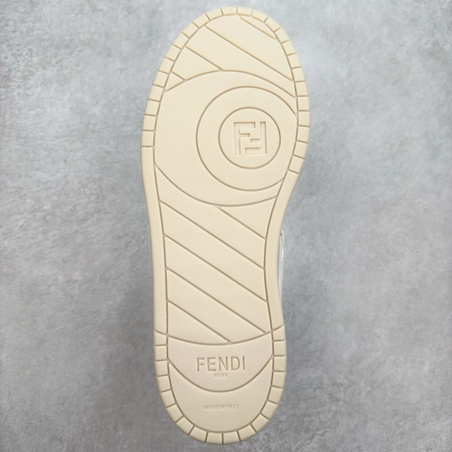 图片[9]-＃纯原 FENDI 芬迪 Match sneaters 魔术贴低帮运动鞋 独家定制 全身20几个细节点全部做到一致还原 吊打市面所有版本 独家原装套装配件官方同源 渠道原装订单 全套专柜包装物及配件#鞋底嵌入核心防伪芯片感应装置 FENDI芬迪match最新爆款情侣款运动鞋板鞋原版购入 高工艺无缝细空胶技术 贴楦误差0.05mm,鞋底采用固特异内外锁死工艺 最大限度弯折永不开胶 原鞋一致效果环保无味 鞋面采用麂皮和皮革拼接组合 logo内里采用毛巾绒里 上脚超级柔软 轻便 舒适搭配卫衣 尺码：35 36 37 38 39 40 41 42 43 44 45-选品中心