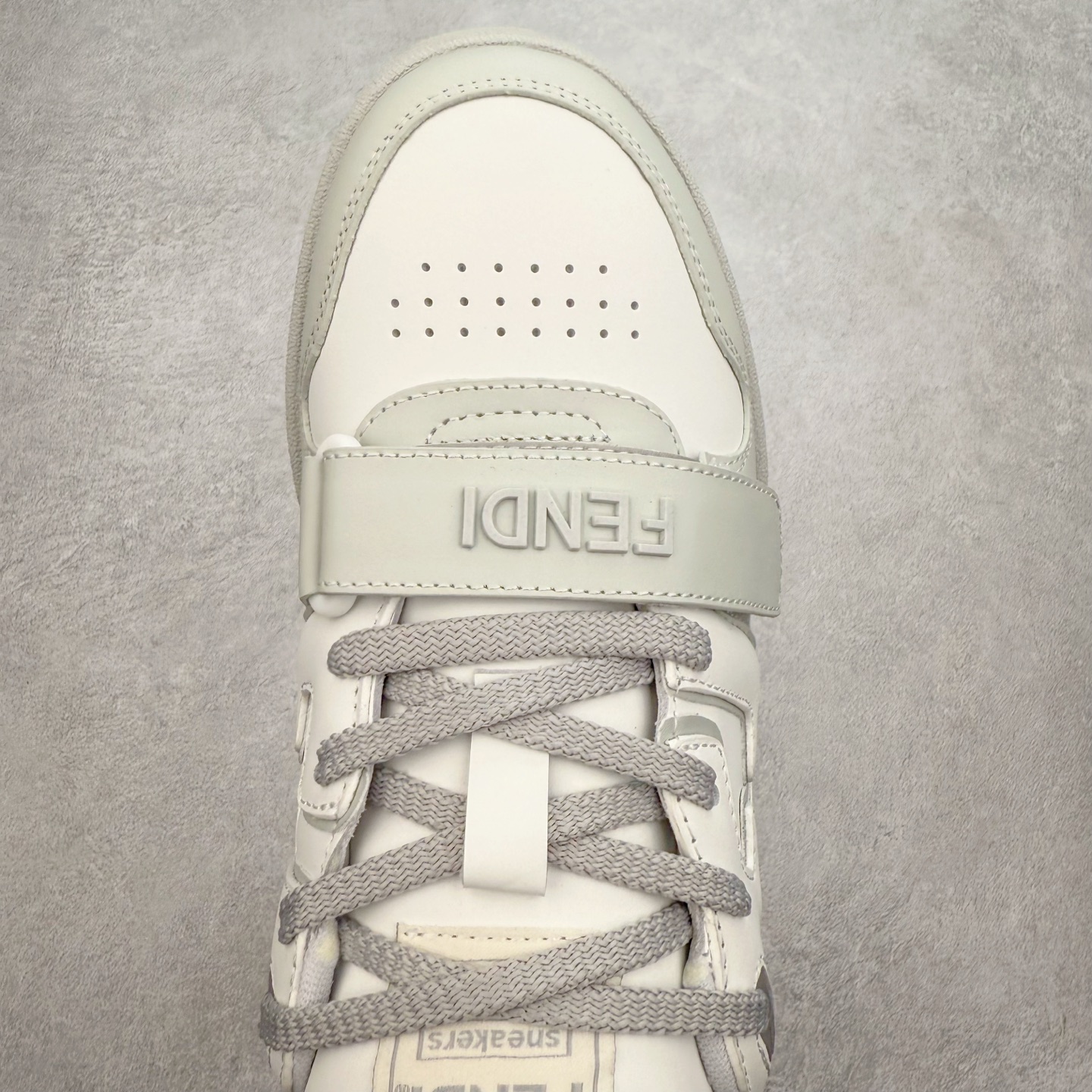 图片[4]-＃纯原 FENDI 芬迪 Match sneaters 魔术贴低帮运动鞋 独家定制 全身20几个细节点全部做到一致还原 吊打市面所有版本 独家原装套装配件官方同源 渠道原装订单 全套专柜包装物及配件#鞋底嵌入核心防伪芯片感应装置 FENDI芬迪match最新爆款情侣款运动鞋板鞋原版购入 高工艺无缝细空胶技术 贴楦误差0.05mm,鞋底采用固特异内外锁死工艺 最大限度弯折永不开胶 原鞋一致效果环保无味 鞋面采用麂皮和皮革拼接组合 logo内里采用毛巾绒里 上脚超级柔软 轻便 舒适搭配卫衣 尺码：35 36 37 38 39 40 41 42 43 44 45-选品中心