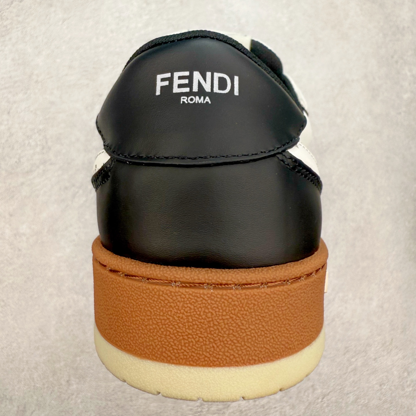 图片[8]-＃纯原 FENDI 芬迪 Match sneaters 魔术贴低帮运动鞋 独家定制 全身20几个细节点全部做到一致还原 吊打市面所有版本 独家原装套装配件官方同源 渠道原装订单 全套专柜包装物及配件#鞋底嵌入核心防伪芯片感应装置 FENDI芬迪match最新爆款情侣款运动鞋板鞋原版购入 高工艺无缝细空胶技术 贴楦误差0.05mm,鞋底采用固特异内外锁死工艺 最大限度弯折永不开胶 原鞋一致效果环保无味 鞋面采用麂皮和皮革拼接组合 logo内里采用毛巾绒里 上脚超级柔软 轻便 舒适搭配卫衣 尺码：35 36 37 38 39 40 41 42 43 44 45-选品中心