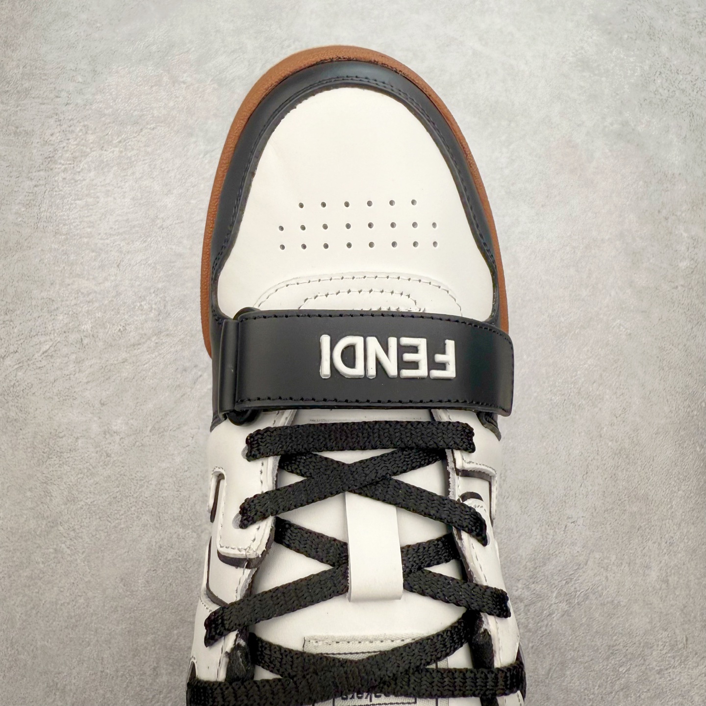 图片[4]-＃纯原 FENDI 芬迪 Match sneaters 魔术贴低帮运动鞋 独家定制 全身20几个细节点全部做到一致还原 吊打市面所有版本 独家原装套装配件官方同源 渠道原装订单 全套专柜包装物及配件#鞋底嵌入核心防伪芯片感应装置 FENDI芬迪match最新爆款情侣款运动鞋板鞋原版购入 高工艺无缝细空胶技术 贴楦误差0.05mm,鞋底采用固特异内外锁死工艺 最大限度弯折永不开胶 原鞋一致效果环保无味 鞋面采用麂皮和皮革拼接组合 logo内里采用毛巾绒里 上脚超级柔软 轻便 舒适搭配卫衣 尺码：35 36 37 38 39 40 41 42 43 44 45-选品中心