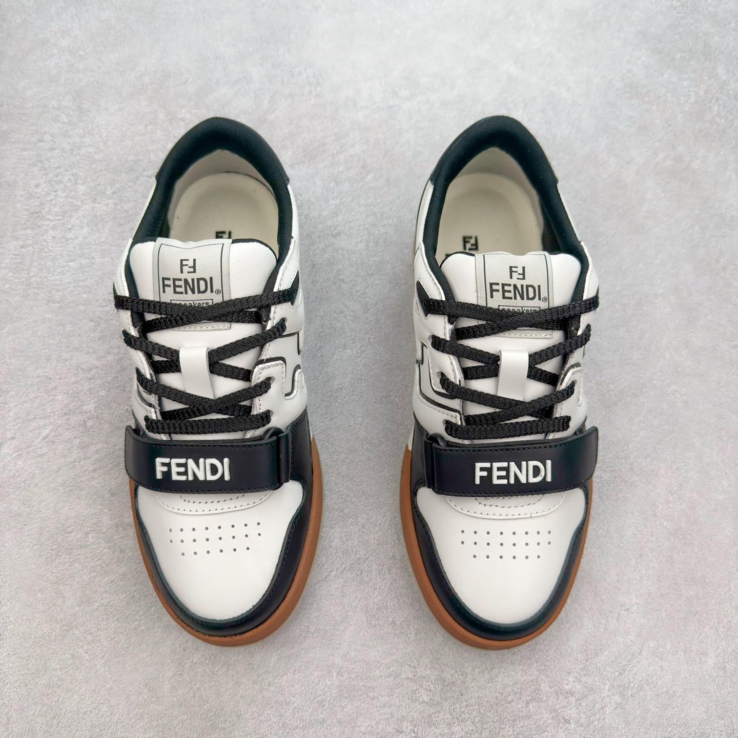 图片[2]-＃纯原 FENDI 芬迪 Match sneaters 魔术贴低帮运动鞋 独家定制 全身20几个细节点全部做到一致还原 吊打市面所有版本 独家原装套装配件官方同源 渠道原装订单 全套专柜包装物及配件#鞋底嵌入核心防伪芯片感应装置 FENDI芬迪match最新爆款情侣款运动鞋板鞋原版购入 高工艺无缝细空胶技术 贴楦误差0.05mm,鞋底采用固特异内外锁死工艺 最大限度弯折永不开胶 原鞋一致效果环保无味 鞋面采用麂皮和皮革拼接组合 logo内里采用毛巾绒里 上脚超级柔软 轻便 舒适搭配卫衣 尺码：35 36 37 38 39 40 41 42 43 44 45-选品中心