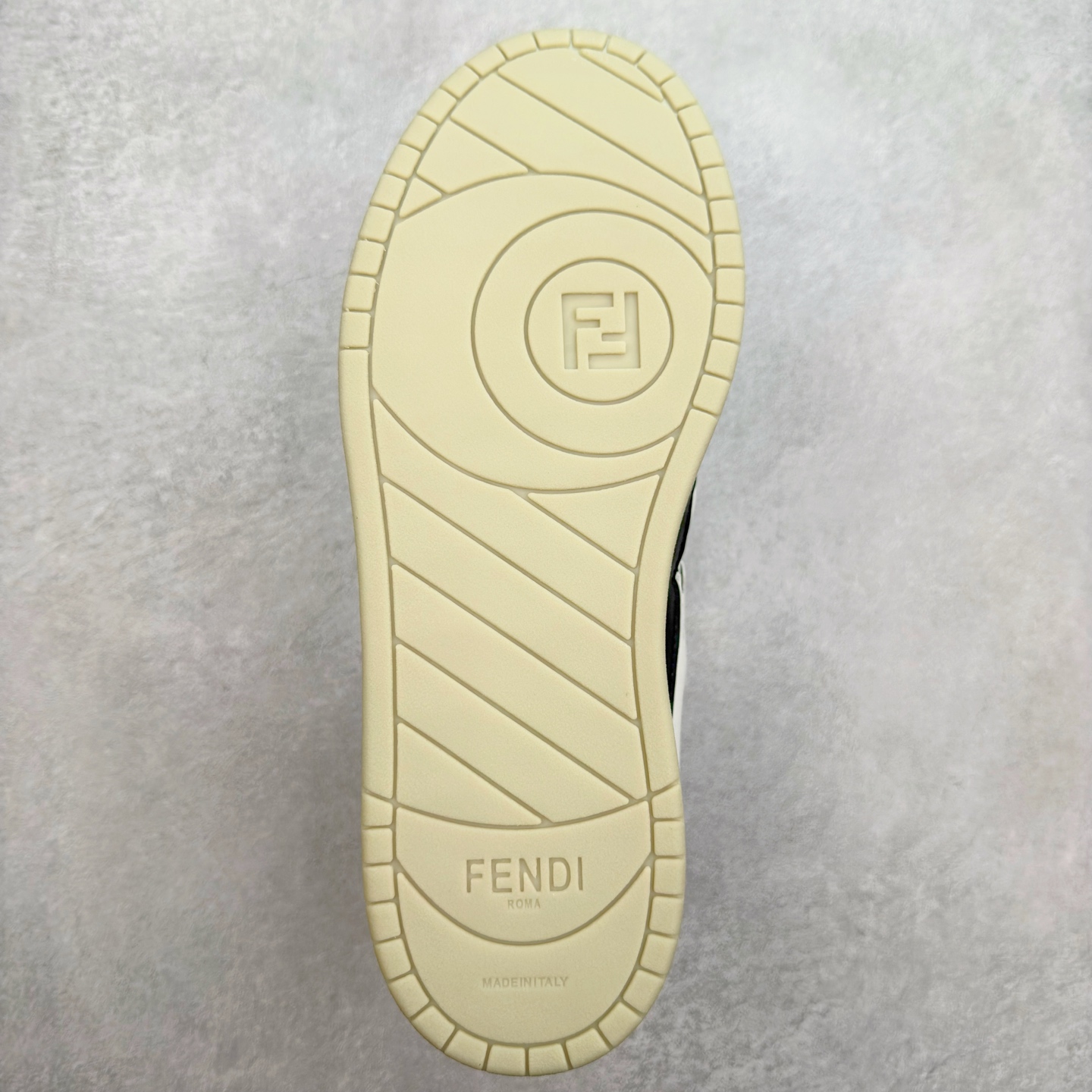 图片[9]-＃纯原 FENDI 芬迪 Match sneaters 魔术贴低帮运动鞋 独家定制 全身20几个细节点全部做到一致还原 吊打市面所有版本 独家原装套装配件官方同源 渠道原装订单 全套专柜包装物及配件#鞋底嵌入核心防伪芯片感应装置 FENDI芬迪match最新爆款情侣款运动鞋板鞋原版购入 高工艺无缝细空胶技术 贴楦误差0.05mm,鞋底采用固特异内外锁死工艺 最大限度弯折永不开胶 原鞋一致效果环保无味 鞋面采用麂皮和皮革拼接组合 logo内里采用毛巾绒里 上脚超级柔软 轻便 舒适搭配卫衣 尺码：35 36 37 38 39 40 41 42 43 44 45-选品中心