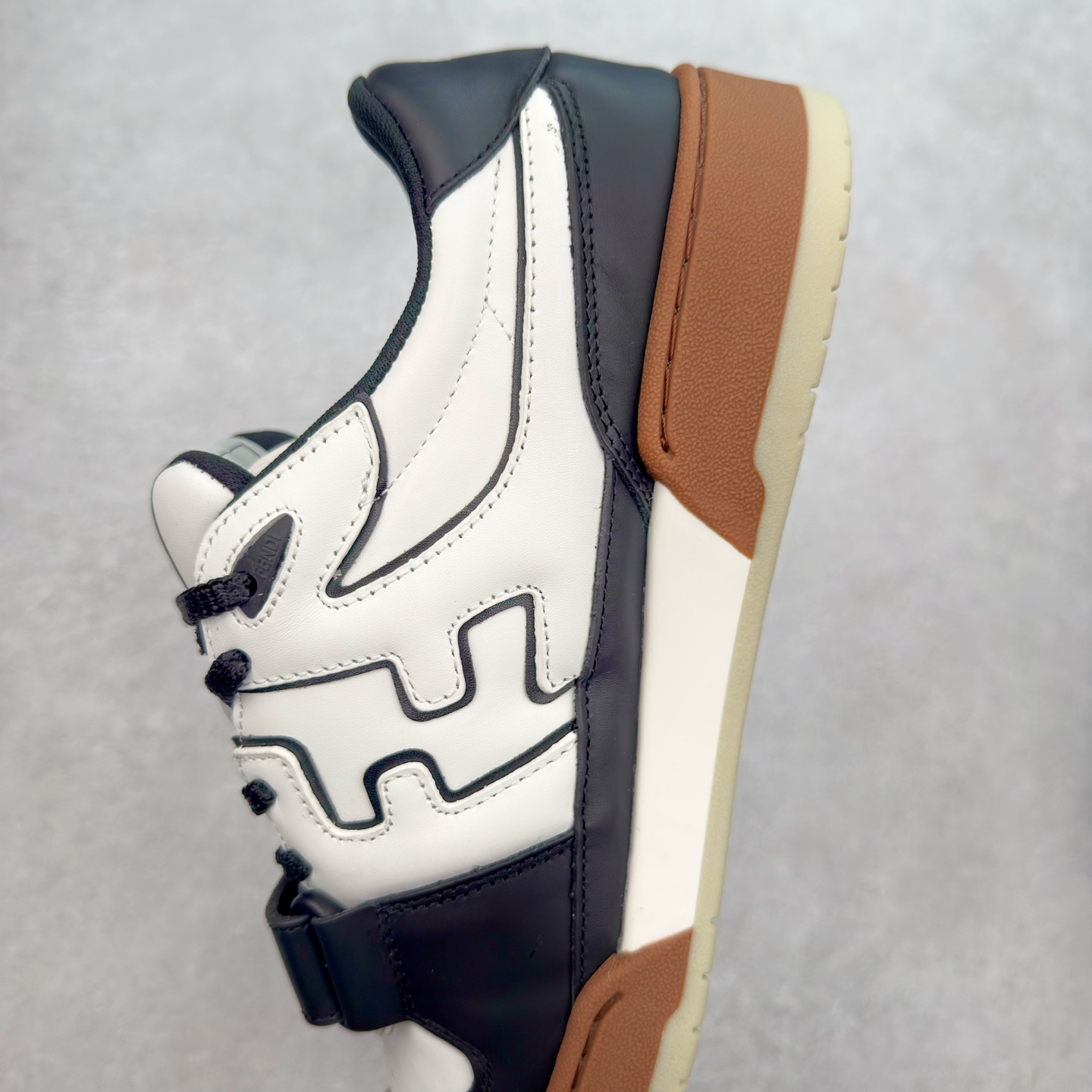 图片[7]-＃纯原 FENDI 芬迪 Match sneaters 魔术贴低帮运动鞋 独家定制 全身20几个细节点全部做到一致还原 吊打市面所有版本 独家原装套装配件官方同源 渠道原装订单 全套专柜包装物及配件#鞋底嵌入核心防伪芯片感应装置 FENDI芬迪match最新爆款情侣款运动鞋板鞋原版购入 高工艺无缝细空胶技术 贴楦误差0.05mm,鞋底采用固特异内外锁死工艺 最大限度弯折永不开胶 原鞋一致效果环保无味 鞋面采用麂皮和皮革拼接组合 logo内里采用毛巾绒里 上脚超级柔软 轻便 舒适搭配卫衣 尺码：35 36 37 38 39 40 41 42 43 44 45-选品中心