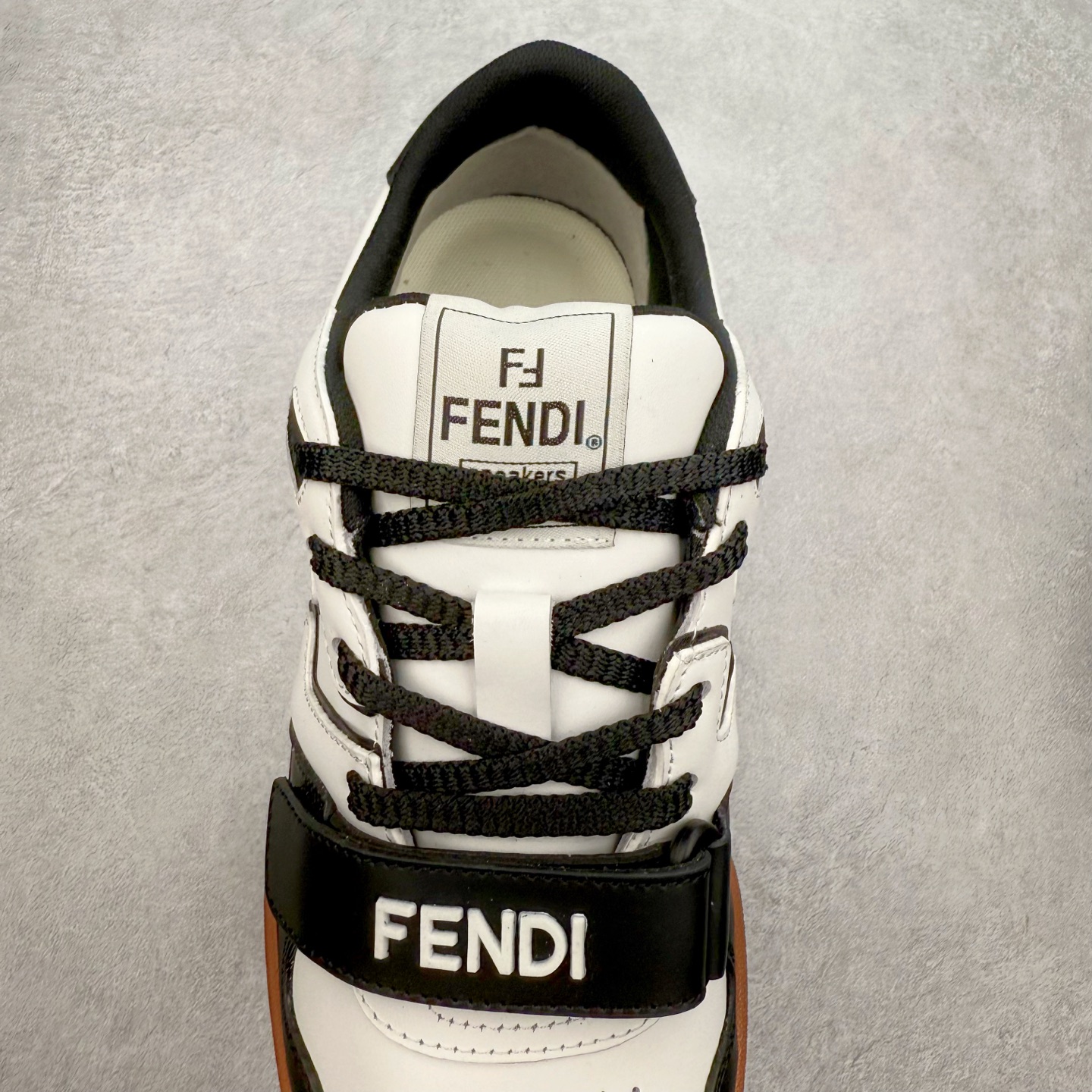 图片[5]-＃纯原 FENDI 芬迪 Match sneaters 魔术贴低帮运动鞋 独家定制 全身20几个细节点全部做到一致还原 吊打市面所有版本 独家原装套装配件官方同源 渠道原装订单 全套专柜包装物及配件#鞋底嵌入核心防伪芯片感应装置 FENDI芬迪match最新爆款情侣款运动鞋板鞋原版购入 高工艺无缝细空胶技术 贴楦误差0.05mm,鞋底采用固特异内外锁死工艺 最大限度弯折永不开胶 原鞋一致效果环保无味 鞋面采用麂皮和皮革拼接组合 logo内里采用毛巾绒里 上脚超级柔软 轻便 舒适搭配卫衣 尺码：35 36 37 38 39 40 41 42 43 44 45-选品中心