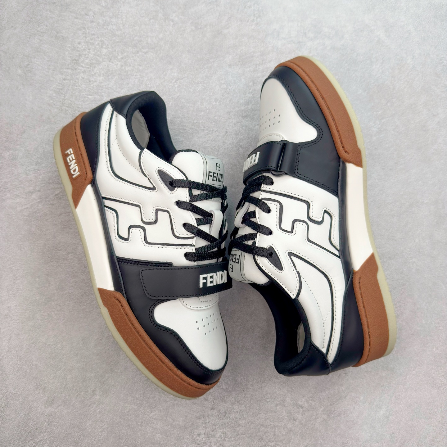 图片[3]-＃纯原 FENDI 芬迪 Match sneaters 魔术贴低帮运动鞋 独家定制 全身20几个细节点全部做到一致还原 吊打市面所有版本 独家原装套装配件官方同源 渠道原装订单 全套专柜包装物及配件#鞋底嵌入核心防伪芯片感应装置 FENDI芬迪match最新爆款情侣款运动鞋板鞋原版购入 高工艺无缝细空胶技术 贴楦误差0.05mm,鞋底采用固特异内外锁死工艺 最大限度弯折永不开胶 原鞋一致效果环保无味 鞋面采用麂皮和皮革拼接组合 logo内里采用毛巾绒里 上脚超级柔软 轻便 舒适搭配卫衣 尺码：35 36 37 38 39 40 41 42 43 44 45-选品中心