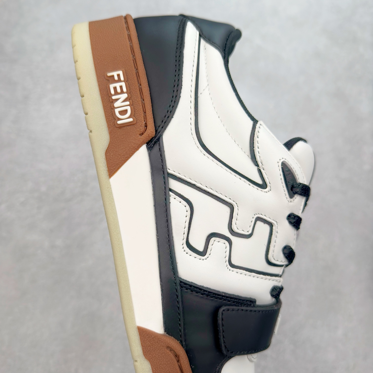 图片[6]-＃纯原 FENDI 芬迪 Match sneaters 魔术贴低帮运动鞋 独家定制 全身20几个细节点全部做到一致还原 吊打市面所有版本 独家原装套装配件官方同源 渠道原装订单 全套专柜包装物及配件#鞋底嵌入核心防伪芯片感应装置 FENDI芬迪match最新爆款情侣款运动鞋板鞋原版购入 高工艺无缝细空胶技术 贴楦误差0.05mm,鞋底采用固特异内外锁死工艺 最大限度弯折永不开胶 原鞋一致效果环保无味 鞋面采用麂皮和皮革拼接组合 logo内里采用毛巾绒里 上脚超级柔软 轻便 舒适搭配卫衣 尺码：35 36 37 38 39 40 41 42 43 44 45-选品中心