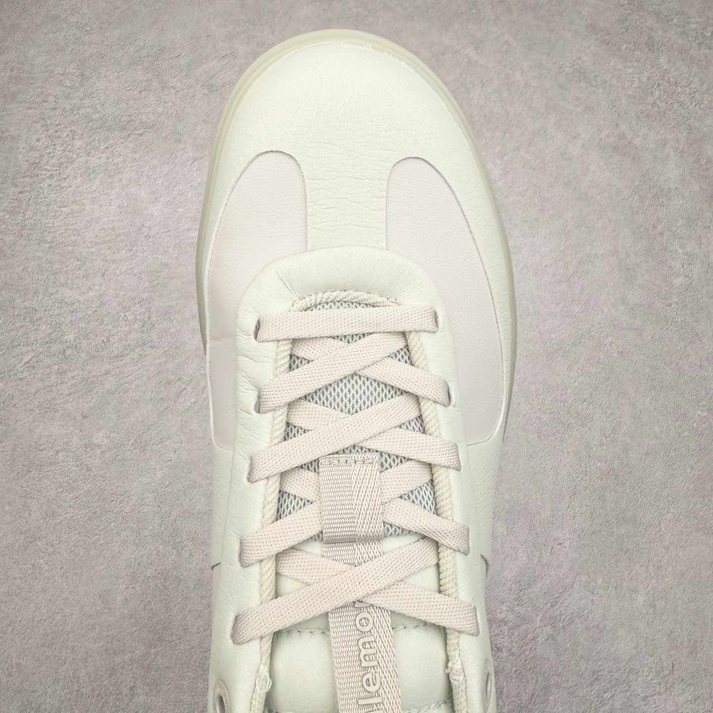 图片[4]-＃K1 lululemon Cityverse 露露乐檬极简主义减震耐磨低帮生活休闲鞋 Cityverse将运动性能融入经典休闲鞋中，中底提供出色缓震，并贴合足部曲线，带来全天候的舒适感。鞋面采用两种材质拼接，且前半部分采用热熔压胶处理，无任何缝线，保留了鞋身整体性。模制泡沫的鞋垫带来上乘的脚感，在平日休闲穿着时不会磨脚，也能提供轻质软弹的效果。25年来，lululemon一直秉持“感受为先”的设计理念，并相信更好的感受带来更好的表现。此次男鞋的设计亦是如此。投入多年研究，针对男性在不同运动场景中的脚步形态设计了不同鞋履款式。同时，还进行了生物力学与形态学研究，为“他”带来更好的贴合度和感受。尺码：36 36.5 37.5 38 38.5 39 40 40.5 41 42 42.5 43 44 44.5 45-选品中心