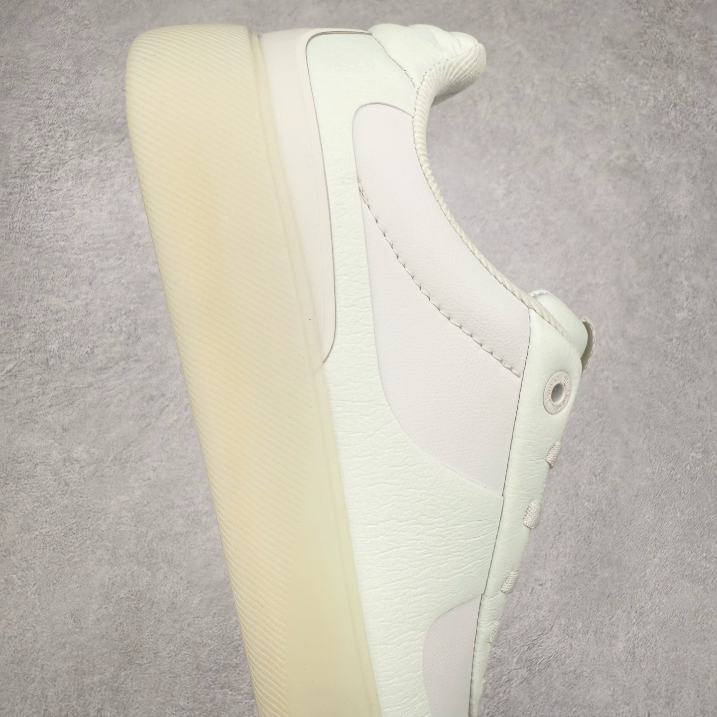 图片[6]-＃K1 lululemon Cityverse 露露乐檬极简主义减震耐磨低帮生活休闲鞋 Cityverse将运动性能融入经典休闲鞋中，中底提供出色缓震，并贴合足部曲线，带来全天候的舒适感。鞋面采用两种材质拼接，且前半部分采用热熔压胶处理，无任何缝线，保留了鞋身整体性。模制泡沫的鞋垫带来上乘的脚感，在平日休闲穿着时不会磨脚，也能提供轻质软弹的效果。25年来，lululemon一直秉持“感受为先”的设计理念，并相信更好的感受带来更好的表现。此次男鞋的设计亦是如此。投入多年研究，针对男性在不同运动场景中的脚步形态设计了不同鞋履款式。同时，还进行了生物力学与形态学研究，为“他”带来更好的贴合度和感受。尺码：36 36.5 37.5 38 38.5 39 40 40.5 41 42 42.5 43 44 44.5 45-选品中心