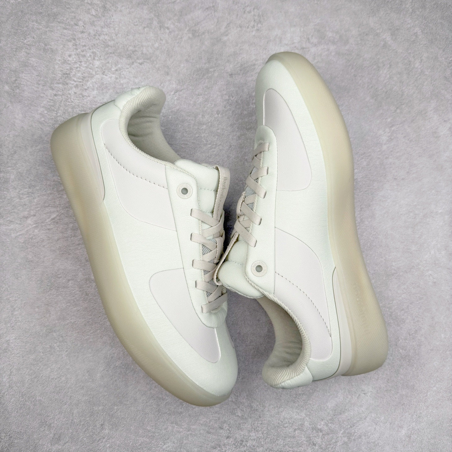 图片[3]-＃K1 lululemon Cityverse 露露乐檬极简主义减震耐磨低帮生活休闲鞋 Cityverse将运动性能融入经典休闲鞋中，中底提供出色缓震，并贴合足部曲线，带来全天候的舒适感。鞋面采用两种材质拼接，且前半部分采用热熔压胶处理，无任何缝线，保留了鞋身整体性。模制泡沫的鞋垫带来上乘的脚感，在平日休闲穿着时不会磨脚，也能提供轻质软弹的效果。25年来，lululemon一直秉持“感受为先”的设计理念，并相信更好的感受带来更好的表现。此次男鞋的设计亦是如此。投入多年研究，针对男性在不同运动场景中的脚步形态设计了不同鞋履款式。同时，还进行了生物力学与形态学研究，为“他”带来更好的贴合度和感受。尺码：36 36.5 37.5 38 38.5 39 40 40.5 41 42 42.5 43 44 44.5 45-选品中心