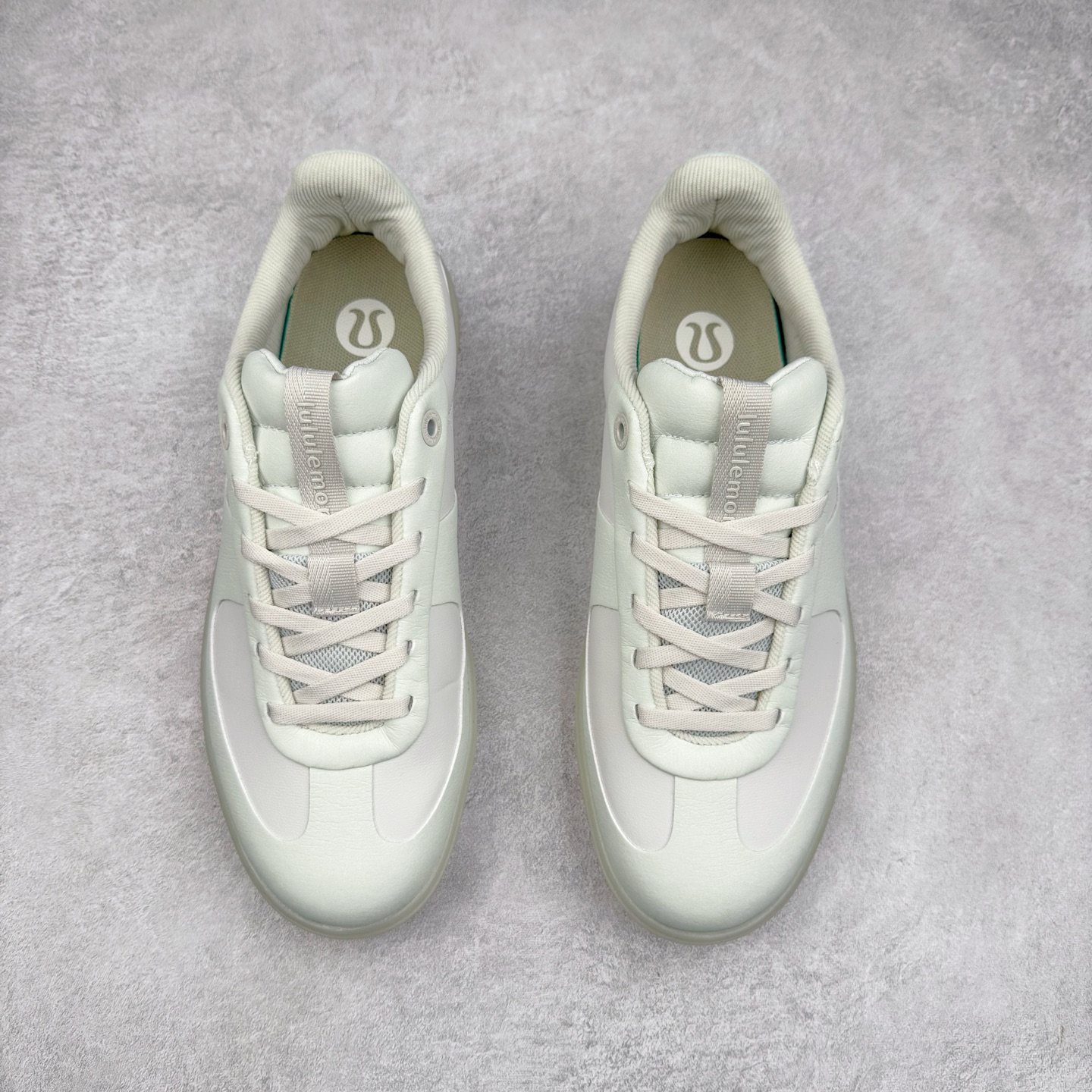 图片[2]-＃K1 lululemon Cityverse 露露乐檬极简主义减震耐磨低帮生活休闲鞋 Cityverse将运动性能融入经典休闲鞋中，中底提供出色缓震，并贴合足部曲线，带来全天候的舒适感。鞋面采用两种材质拼接，且前半部分采用热熔压胶处理，无任何缝线，保留了鞋身整体性。模制泡沫的鞋垫带来上乘的脚感，在平日休闲穿着时不会磨脚，也能提供轻质软弹的效果。25年来，lululemon一直秉持“感受为先”的设计理念，并相信更好的感受带来更好的表现。此次男鞋的设计亦是如此。投入多年研究，针对男性在不同运动场景中的脚步形态设计了不同鞋履款式。同时，还进行了生物力学与形态学研究，为“他”带来更好的贴合度和感受。尺码：36 36.5 37.5 38 38.5 39 40 40.5 41 42 42.5 43 44 44.5 45-选品中心