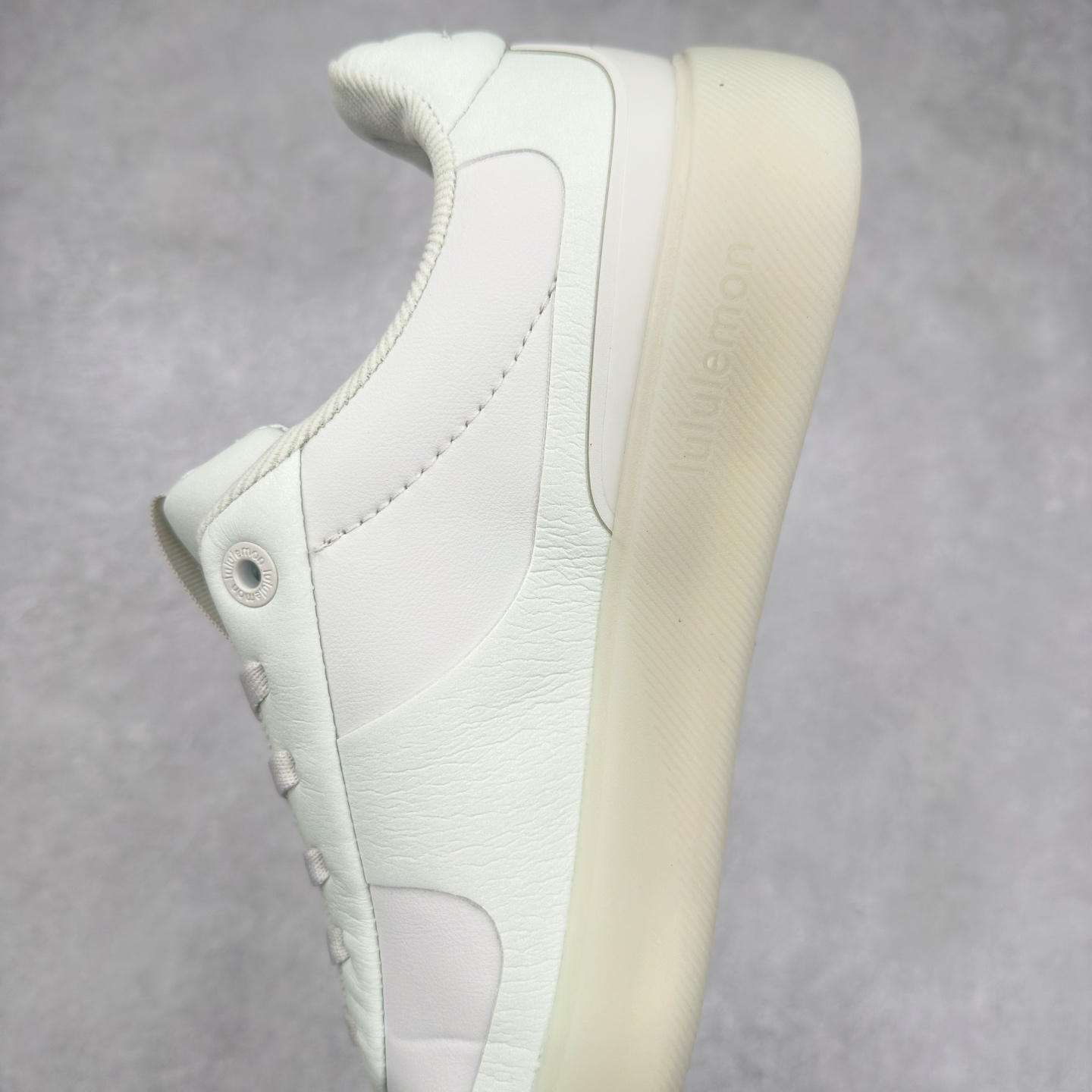 图片[7]-＃K1 lululemon Cityverse 露露乐檬极简主义减震耐磨低帮生活休闲鞋 Cityverse将运动性能融入经典休闲鞋中，中底提供出色缓震，并贴合足部曲线，带来全天候的舒适感。鞋面采用两种材质拼接，且前半部分采用热熔压胶处理，无任何缝线，保留了鞋身整体性。模制泡沫的鞋垫带来上乘的脚感，在平日休闲穿着时不会磨脚，也能提供轻质软弹的效果。25年来，lululemon一直秉持“感受为先”的设计理念，并相信更好的感受带来更好的表现。此次男鞋的设计亦是如此。投入多年研究，针对男性在不同运动场景中的脚步形态设计了不同鞋履款式。同时，还进行了生物力学与形态学研究，为“他”带来更好的贴合度和感受。尺码：36 36.5 37.5 38 38.5 39 40 40.5 41 42 42.5 43 44 44.5 45-选品中心