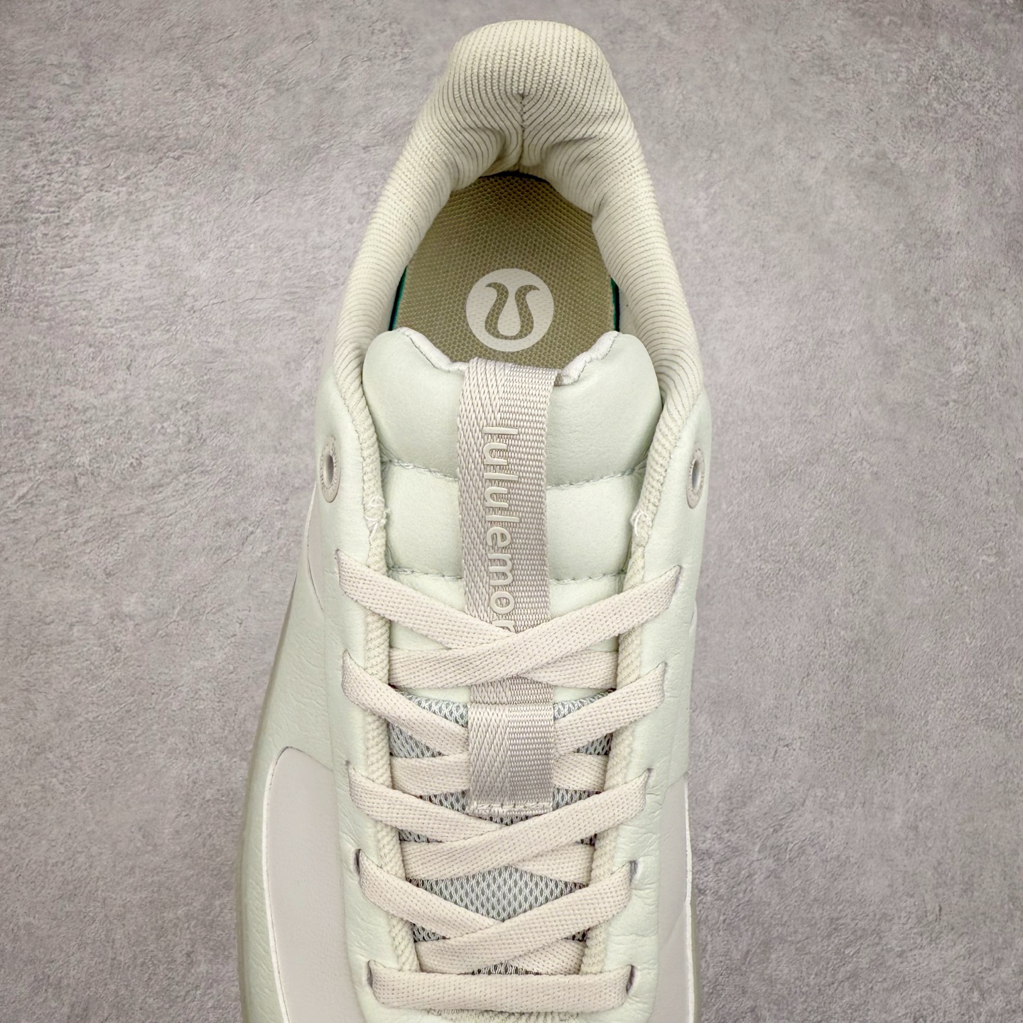 图片[5]-＃K1 lululemon Cityverse 露露乐檬极简主义减震耐磨低帮生活休闲鞋 Cityverse将运动性能融入经典休闲鞋中，中底提供出色缓震，并贴合足部曲线，带来全天候的舒适感。鞋面采用两种材质拼接，且前半部分采用热熔压胶处理，无任何缝线，保留了鞋身整体性。模制泡沫的鞋垫带来上乘的脚感，在平日休闲穿着时不会磨脚，也能提供轻质软弹的效果。25年来，lululemon一直秉持“感受为先”的设计理念，并相信更好的感受带来更好的表现。此次男鞋的设计亦是如此。投入多年研究，针对男性在不同运动场景中的脚步形态设计了不同鞋履款式。同时，还进行了生物力学与形态学研究，为“他”带来更好的贴合度和感受。尺码：36 36.5 37.5 38 38.5 39 40 40.5 41 42 42.5 43 44 44.5 45-选品中心