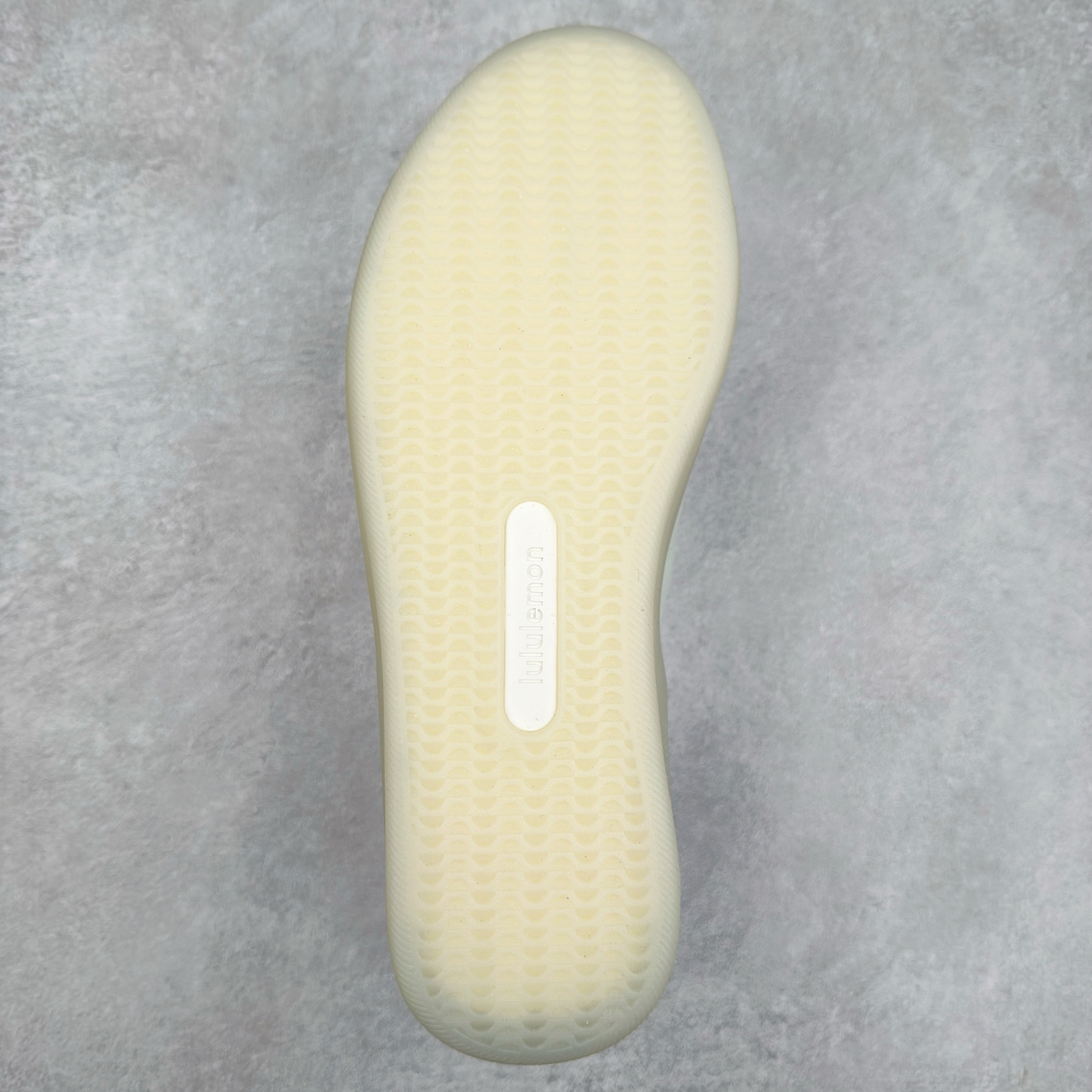 图片[9]-＃K1 lululemon Cityverse 露露乐檬极简主义减震耐磨低帮生活休闲鞋 Cityverse将运动性能融入经典休闲鞋中，中底提供出色缓震，并贴合足部曲线，带来全天候的舒适感。鞋面采用两种材质拼接，且前半部分采用热熔压胶处理，无任何缝线，保留了鞋身整体性。模制泡沫的鞋垫带来上乘的脚感，在平日休闲穿着时不会磨脚，也能提供轻质软弹的效果。25年来，lululemon一直秉持“感受为先”的设计理念，并相信更好的感受带来更好的表现。此次男鞋的设计亦是如此。投入多年研究，针对男性在不同运动场景中的脚步形态设计了不同鞋履款式。同时，还进行了生物力学与形态学研究，为“他”带来更好的贴合度和感受。尺码：36 36.5 37.5 38 38.5 39 40 40.5 41 42 42.5 43 44 44.5 45-选品中心