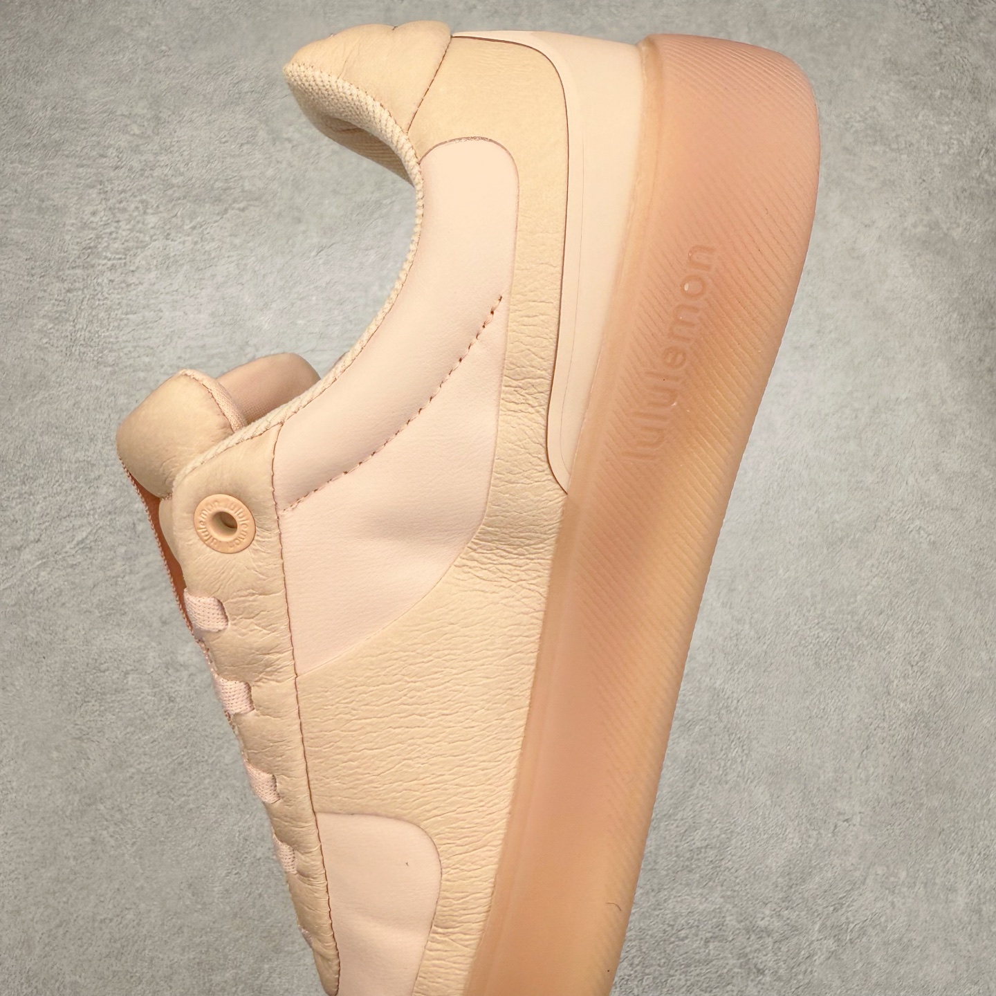 图片[7]-＃K1 lululemon Cityverse 露露乐檬极简主义减震耐磨低帮生活休闲鞋 Cityverse将运动性能融入经典休闲鞋中，中底提供出色缓震，并贴合足部曲线，带来全天候的舒适感。鞋面采用两种材质拼接，且前半部分采用热熔压胶处理，无任何缝线，保留了鞋身整体性。模制泡沫的鞋垫带来上乘的脚感，在平日休闲穿着时不会磨脚，也能提供轻质软弹的效果。25年来，lululemon一直秉持“感受为先”的设计理念，并相信更好的感受带来更好的表现。此次男鞋的设计亦是如此。投入多年研究，针对男性在不同运动场景中的脚步形态设计了不同鞋履款式。同时，还进行了生物力学与形态学研究，为“他”带来更好的贴合度和感受。尺码：36 36.5 37.5 38 38.5 39 40 40.5 41 42 42.5 43 44 44.5 45-选品中心