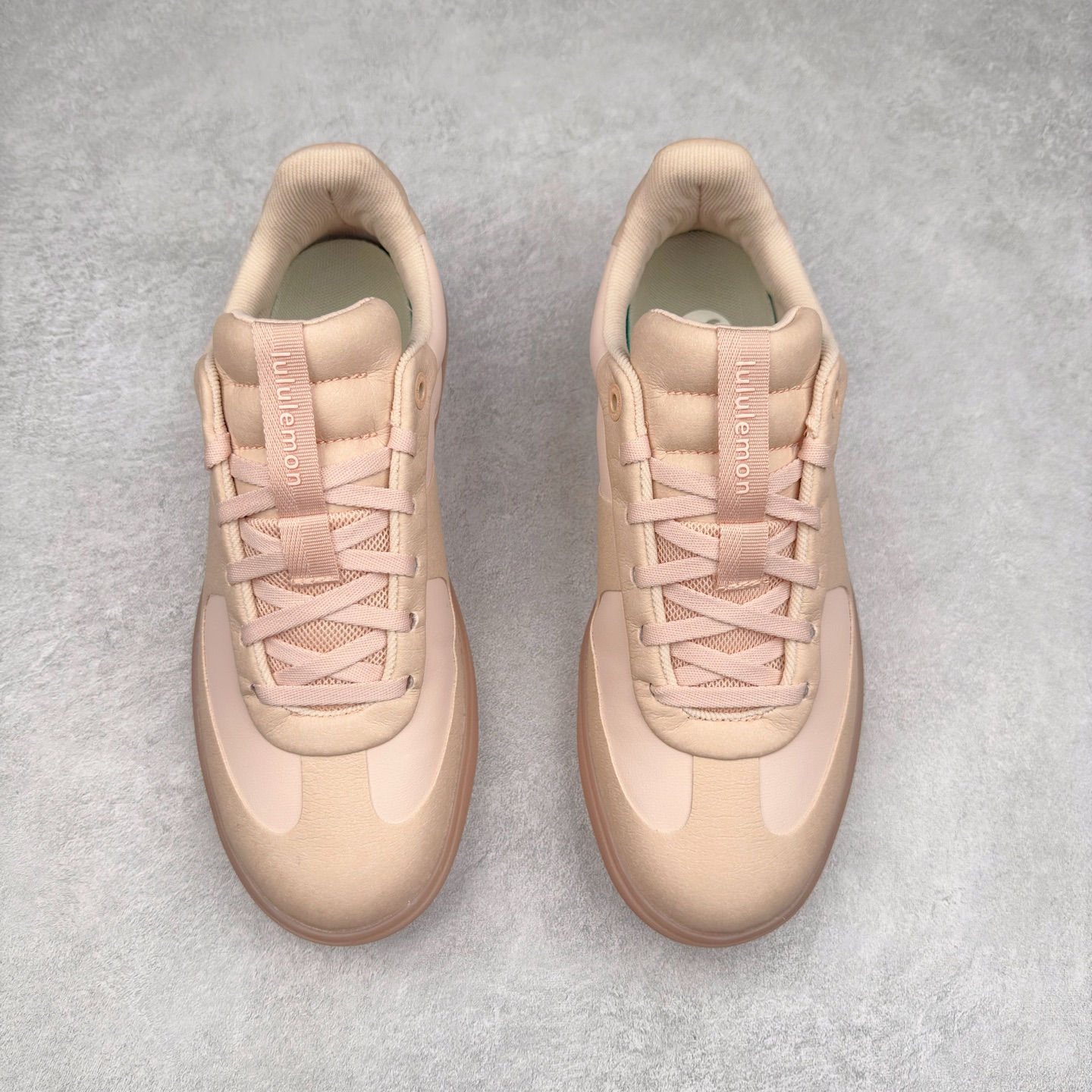 图片[2]-＃K1 lululemon Cityverse 露露乐檬极简主义减震耐磨低帮生活休闲鞋 Cityverse将运动性能融入经典休闲鞋中，中底提供出色缓震，并贴合足部曲线，带来全天候的舒适感。鞋面采用两种材质拼接，且前半部分采用热熔压胶处理，无任何缝线，保留了鞋身整体性。模制泡沫的鞋垫带来上乘的脚感，在平日休闲穿着时不会磨脚，也能提供轻质软弹的效果。25年来，lululemon一直秉持“感受为先”的设计理念，并相信更好的感受带来更好的表现。此次男鞋的设计亦是如此。投入多年研究，针对男性在不同运动场景中的脚步形态设计了不同鞋履款式。同时，还进行了生物力学与形态学研究，为“他”带来更好的贴合度和感受。尺码：36 36.5 37.5 38 38.5 39 40 40.5 41 42 42.5 43 44 44.5 45-选品中心