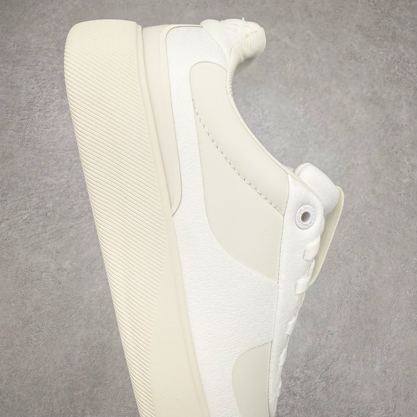 图片[6]-＃K1 lululemon Cityverse 露露乐檬极简主义减震耐磨低帮生活休闲鞋 Cityverse将运动性能融入经典休闲鞋中，中底提供出色缓震，并贴合足部曲线，带来全天候的舒适感。鞋面采用两种材质拼接，且前半部分采用热熔压胶处理，无任何缝线，保留了鞋身整体性。模制泡沫的鞋垫带来上乘的脚感，在平日休闲穿着时不会磨脚，也能提供轻质软弹的效果。25年来，lululemon一直秉持“感受为先”的设计理念，并相信更好的感受带来更好的表现。此次男鞋的设计亦是如此。投入多年研究，针对男性在不同运动场景中的脚步形态设计了不同鞋履款式。同时，还进行了生物力学与形态学研究，为“他”带来更好的贴合度和感受。尺码：36 36.5 37.5 38 38.5 39 40 40.5 41 42 42.5 43 44 44.5 45-选品中心