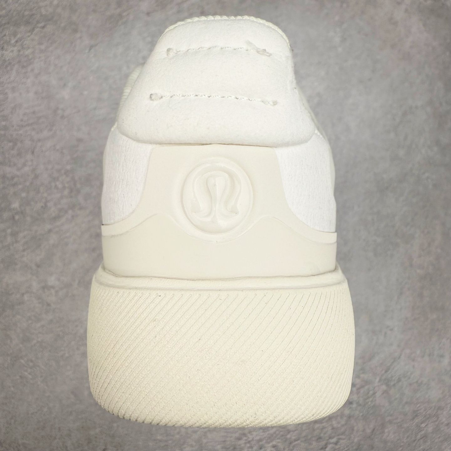 图片[8]-＃K1 lululemon Cityverse 露露乐檬极简主义减震耐磨低帮生活休闲鞋 Cityverse将运动性能融入经典休闲鞋中，中底提供出色缓震，并贴合足部曲线，带来全天候的舒适感。鞋面采用两种材质拼接，且前半部分采用热熔压胶处理，无任何缝线，保留了鞋身整体性。模制泡沫的鞋垫带来上乘的脚感，在平日休闲穿着时不会磨脚，也能提供轻质软弹的效果。25年来，lululemon一直秉持“感受为先”的设计理念，并相信更好的感受带来更好的表现。此次男鞋的设计亦是如此。投入多年研究，针对男性在不同运动场景中的脚步形态设计了不同鞋履款式。同时，还进行了生物力学与形态学研究，为“他”带来更好的贴合度和感受。尺码：36 36.5 37.5 38 38.5 39 40 40.5 41 42 42.5 43 44 44.5 45-选品中心