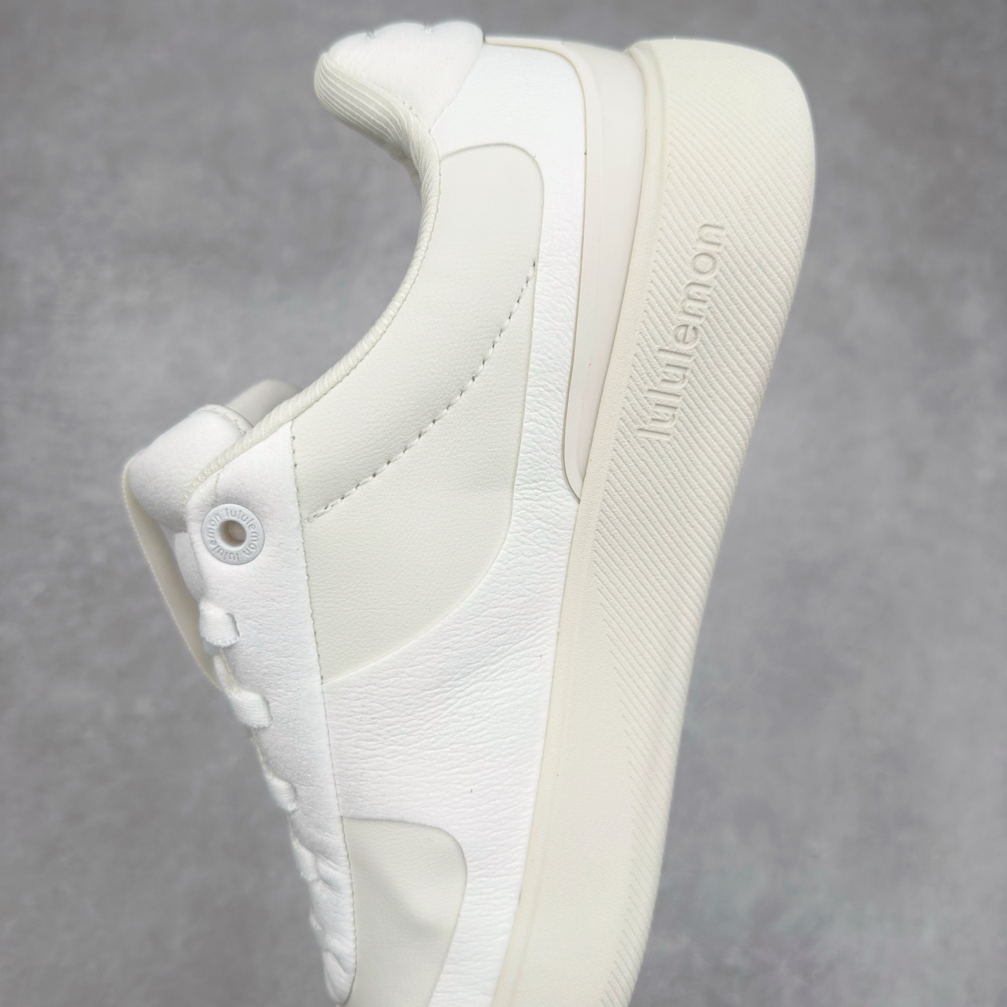 图片[7]-＃K1 lululemon Cityverse 露露乐檬极简主义减震耐磨低帮生活休闲鞋 Cityverse将运动性能融入经典休闲鞋中，中底提供出色缓震，并贴合足部曲线，带来全天候的舒适感。鞋面采用两种材质拼接，且前半部分采用热熔压胶处理，无任何缝线，保留了鞋身整体性。模制泡沫的鞋垫带来上乘的脚感，在平日休闲穿着时不会磨脚，也能提供轻质软弹的效果。25年来，lululemon一直秉持“感受为先”的设计理念，并相信更好的感受带来更好的表现。此次男鞋的设计亦是如此。投入多年研究，针对男性在不同运动场景中的脚步形态设计了不同鞋履款式。同时，还进行了生物力学与形态学研究，为“他”带来更好的贴合度和感受。尺码：36 36.5 37.5 38 38.5 39 40 40.5 41 42 42.5 43 44 44.5 45-选品中心