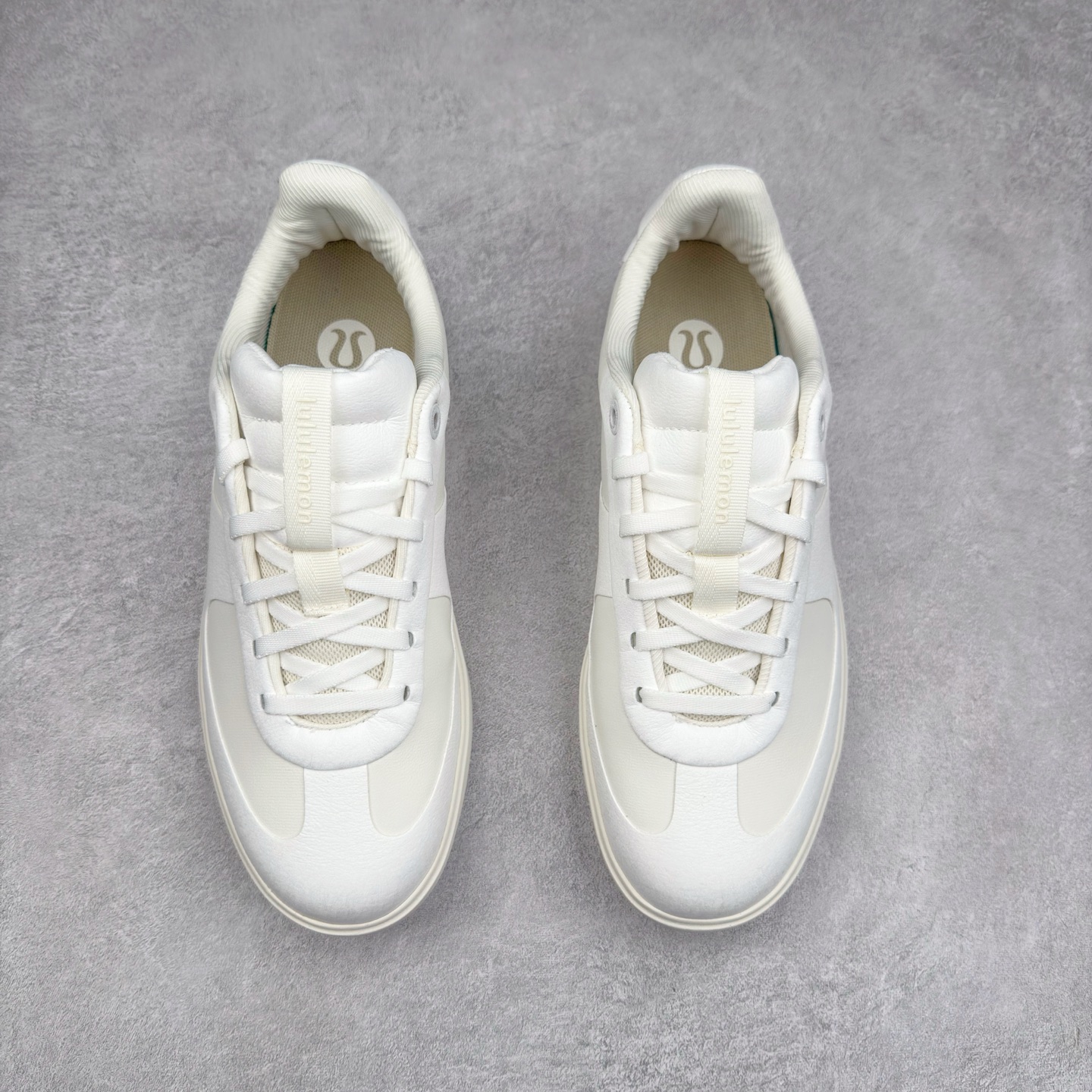 图片[2]-＃K1 lululemon Cityverse 露露乐檬极简主义减震耐磨低帮生活休闲鞋 Cityverse将运动性能融入经典休闲鞋中，中底提供出色缓震，并贴合足部曲线，带来全天候的舒适感。鞋面采用两种材质拼接，且前半部分采用热熔压胶处理，无任何缝线，保留了鞋身整体性。模制泡沫的鞋垫带来上乘的脚感，在平日休闲穿着时不会磨脚，也能提供轻质软弹的效果。25年来，lululemon一直秉持“感受为先”的设计理念，并相信更好的感受带来更好的表现。此次男鞋的设计亦是如此。投入多年研究，针对男性在不同运动场景中的脚步形态设计了不同鞋履款式。同时，还进行了生物力学与形态学研究，为“他”带来更好的贴合度和感受。尺码：36 36.5 37.5 38 38.5 39 40 40.5 41 42 42.5 43 44 44.5 45-选品中心