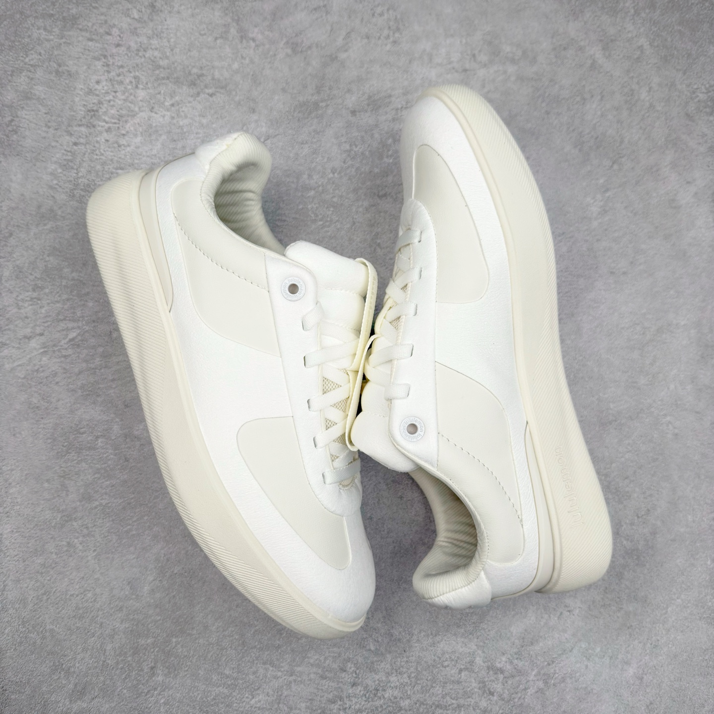 图片[3]-＃K1 lululemon Cityverse 露露乐檬极简主义减震耐磨低帮生活休闲鞋 Cityverse将运动性能融入经典休闲鞋中，中底提供出色缓震，并贴合足部曲线，带来全天候的舒适感。鞋面采用两种材质拼接，且前半部分采用热熔压胶处理，无任何缝线，保留了鞋身整体性。模制泡沫的鞋垫带来上乘的脚感，在平日休闲穿着时不会磨脚，也能提供轻质软弹的效果。25年来，lululemon一直秉持“感受为先”的设计理念，并相信更好的感受带来更好的表现。此次男鞋的设计亦是如此。投入多年研究，针对男性在不同运动场景中的脚步形态设计了不同鞋履款式。同时，还进行了生物力学与形态学研究，为“他”带来更好的贴合度和感受。尺码：36 36.5 37.5 38 38.5 39 40 40.5 41 42 42.5 43 44 44.5 45-选品中心