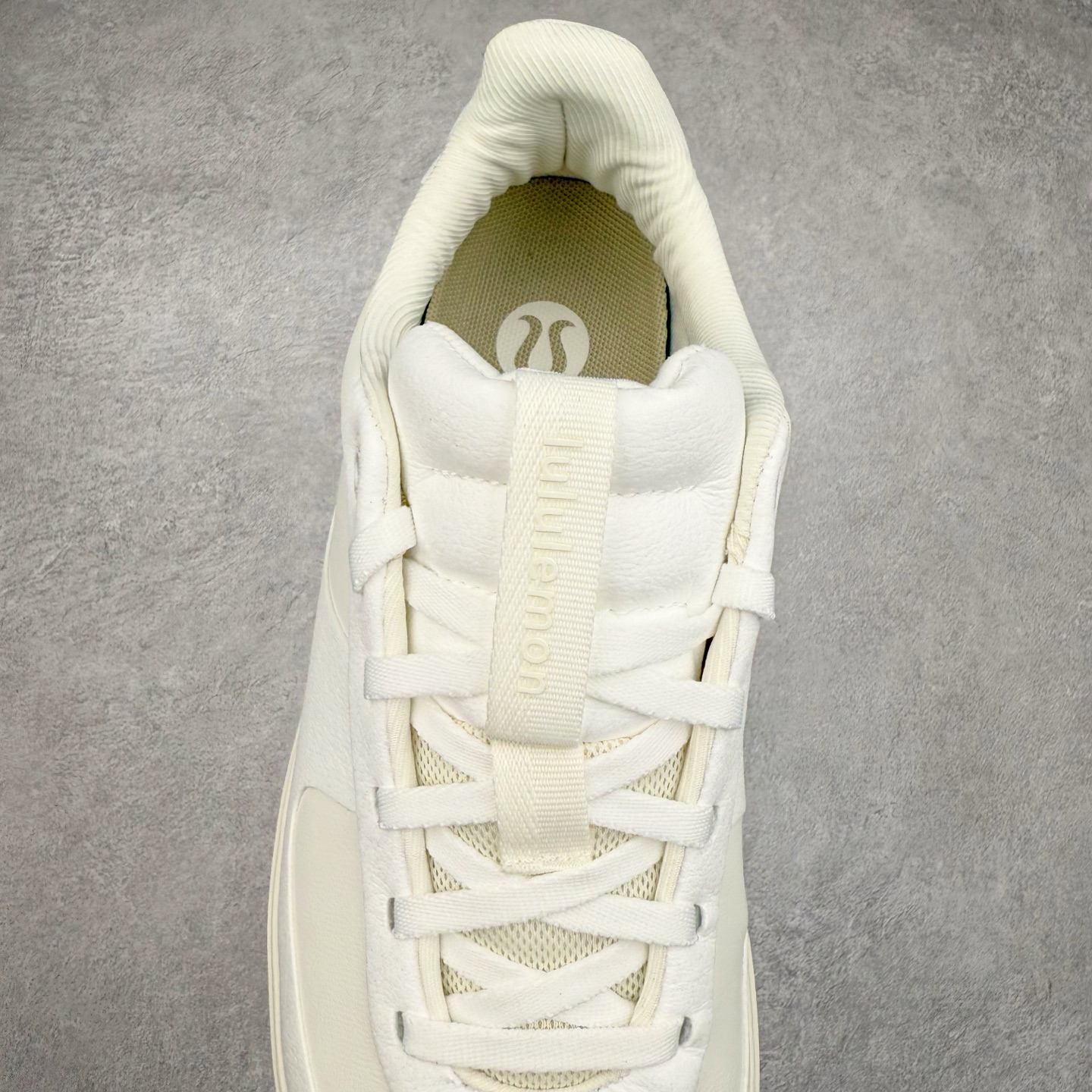 图片[5]-＃K1 lululemon Cityverse 露露乐檬极简主义减震耐磨低帮生活休闲鞋 Cityverse将运动性能融入经典休闲鞋中，中底提供出色缓震，并贴合足部曲线，带来全天候的舒适感。鞋面采用两种材质拼接，且前半部分采用热熔压胶处理，无任何缝线，保留了鞋身整体性。模制泡沫的鞋垫带来上乘的脚感，在平日休闲穿着时不会磨脚，也能提供轻质软弹的效果。25年来，lululemon一直秉持“感受为先”的设计理念，并相信更好的感受带来更好的表现。此次男鞋的设计亦是如此。投入多年研究，针对男性在不同运动场景中的脚步形态设计了不同鞋履款式。同时，还进行了生物力学与形态学研究，为“他”带来更好的贴合度和感受。尺码：36 36.5 37.5 38 38.5 39 40 40.5 41 42 42.5 43 44 44.5 45-选品中心